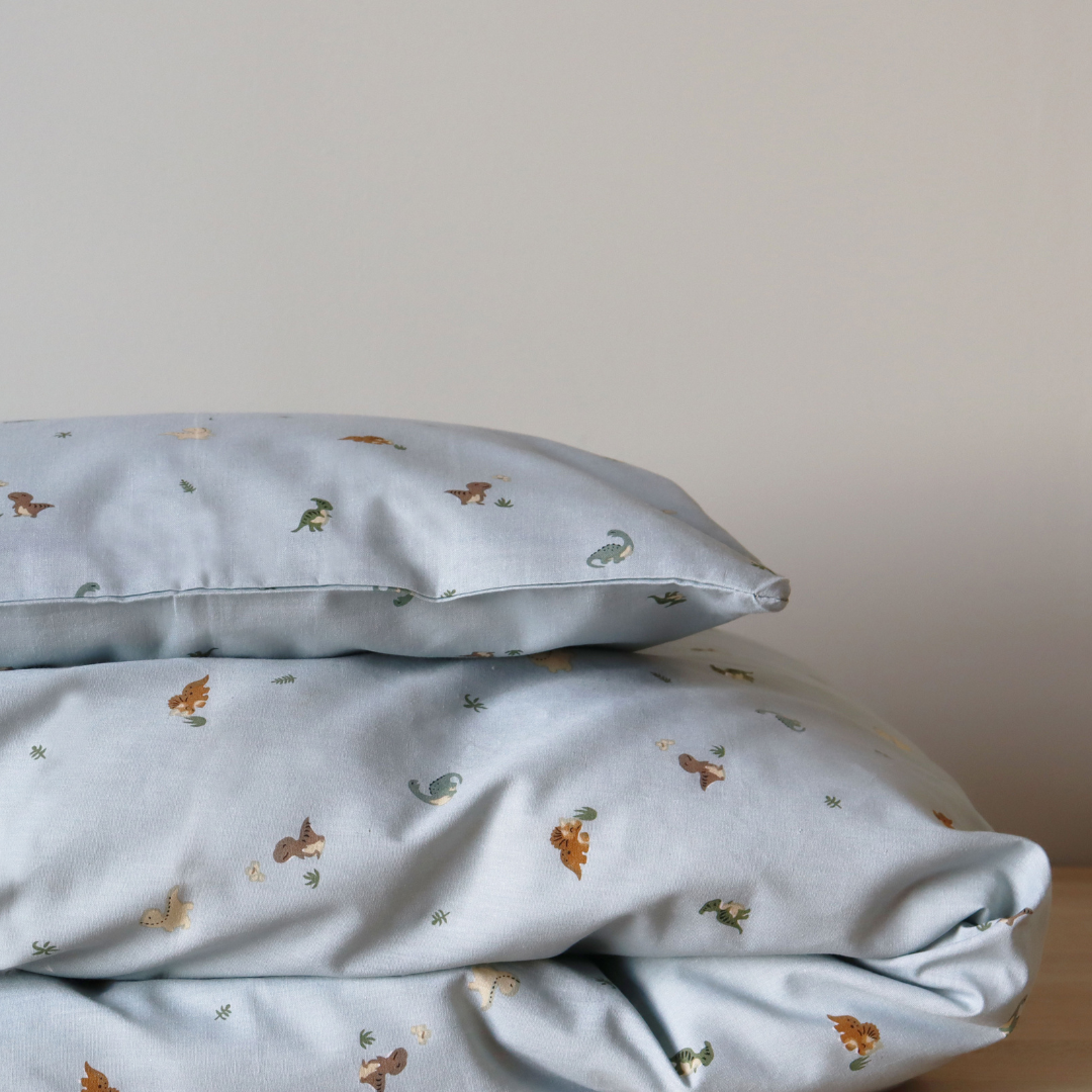 Petu Petu - Senior sengetøj - 100% Blødt bomuld - Lyseblå med dinoer