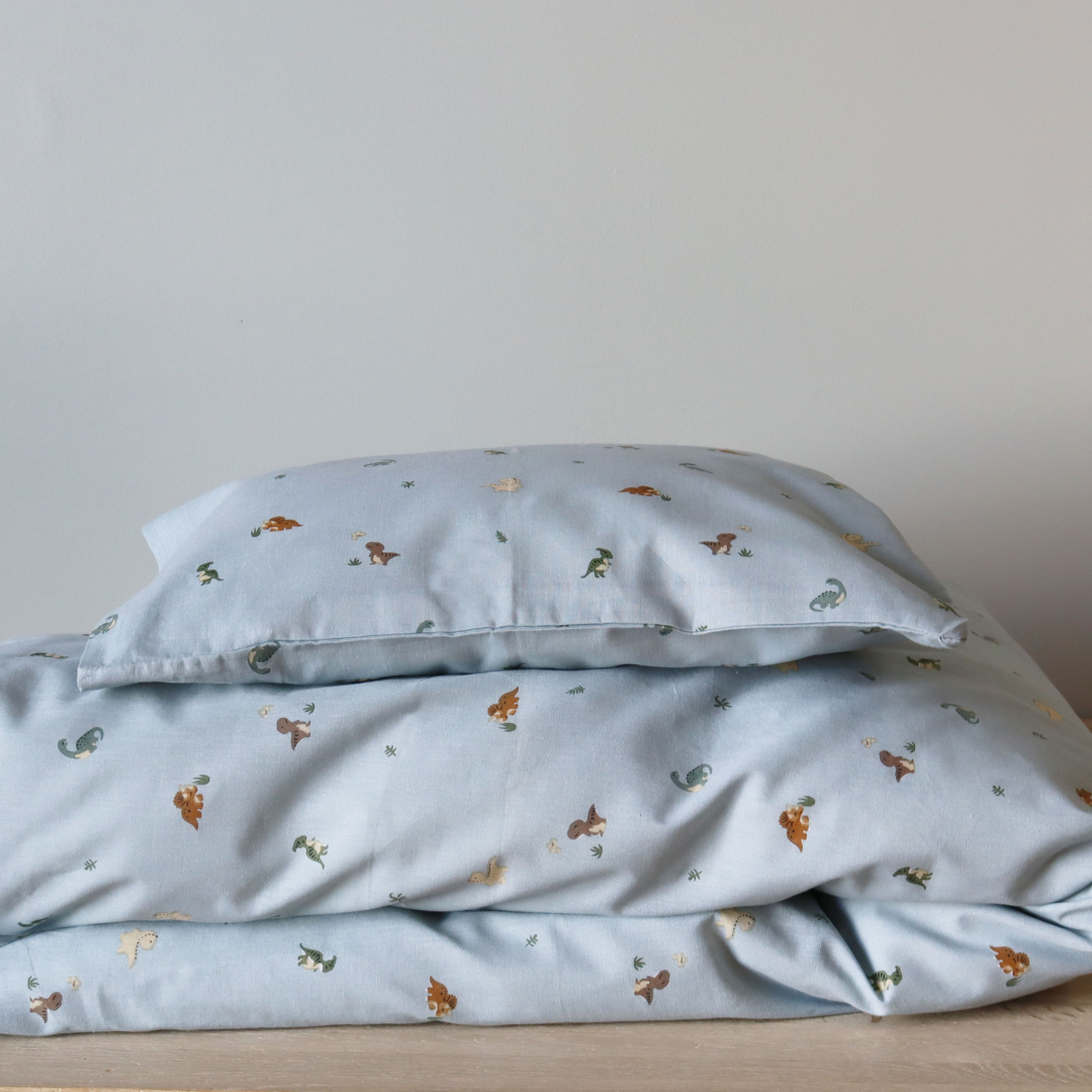 Petu Petu - Senior sengetøj - 100% Blødt bomuld - Lyseblå med dinoer