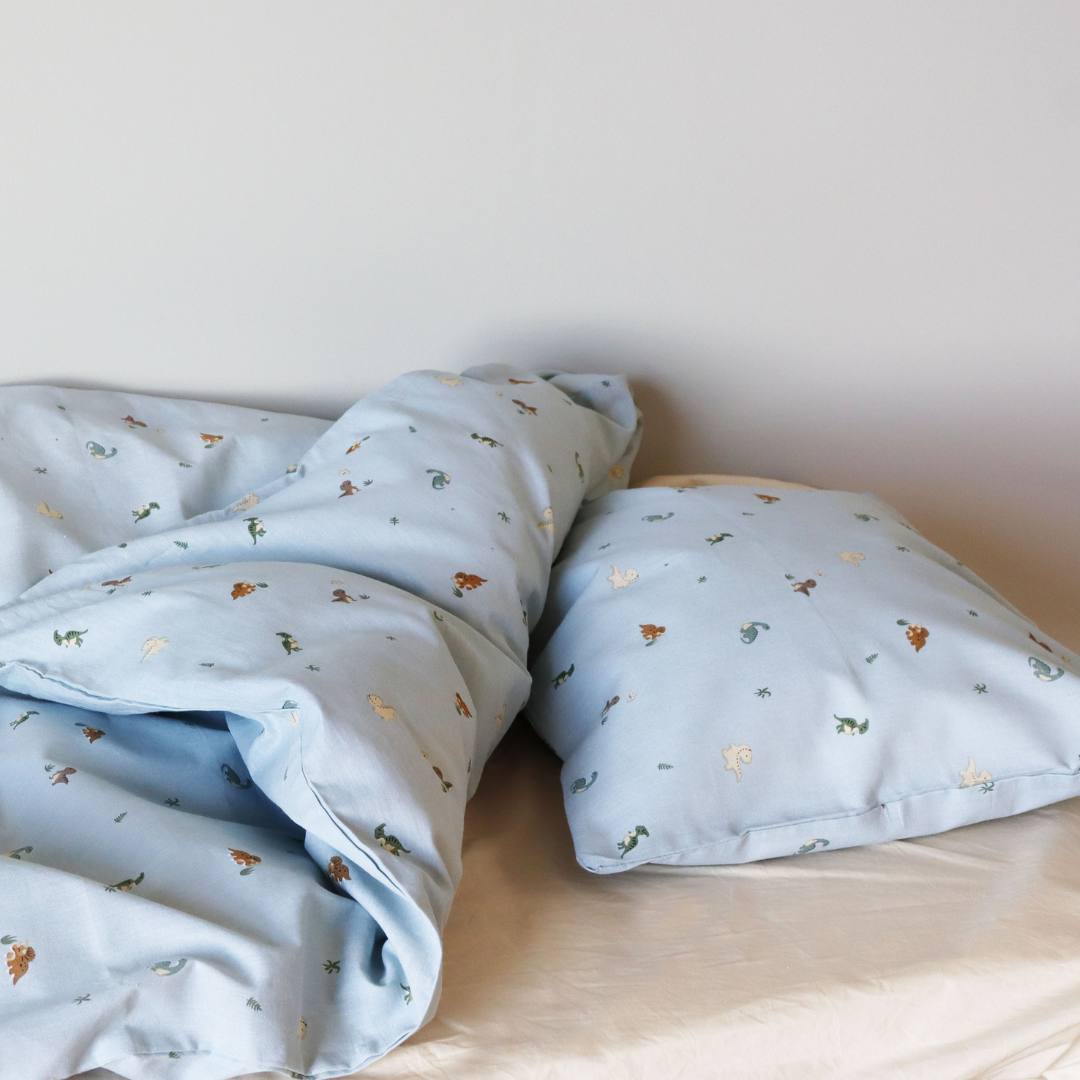 Petu Petu - Junior sengetøj - 100% Blødt bomuld - Lyseblå med dinoer