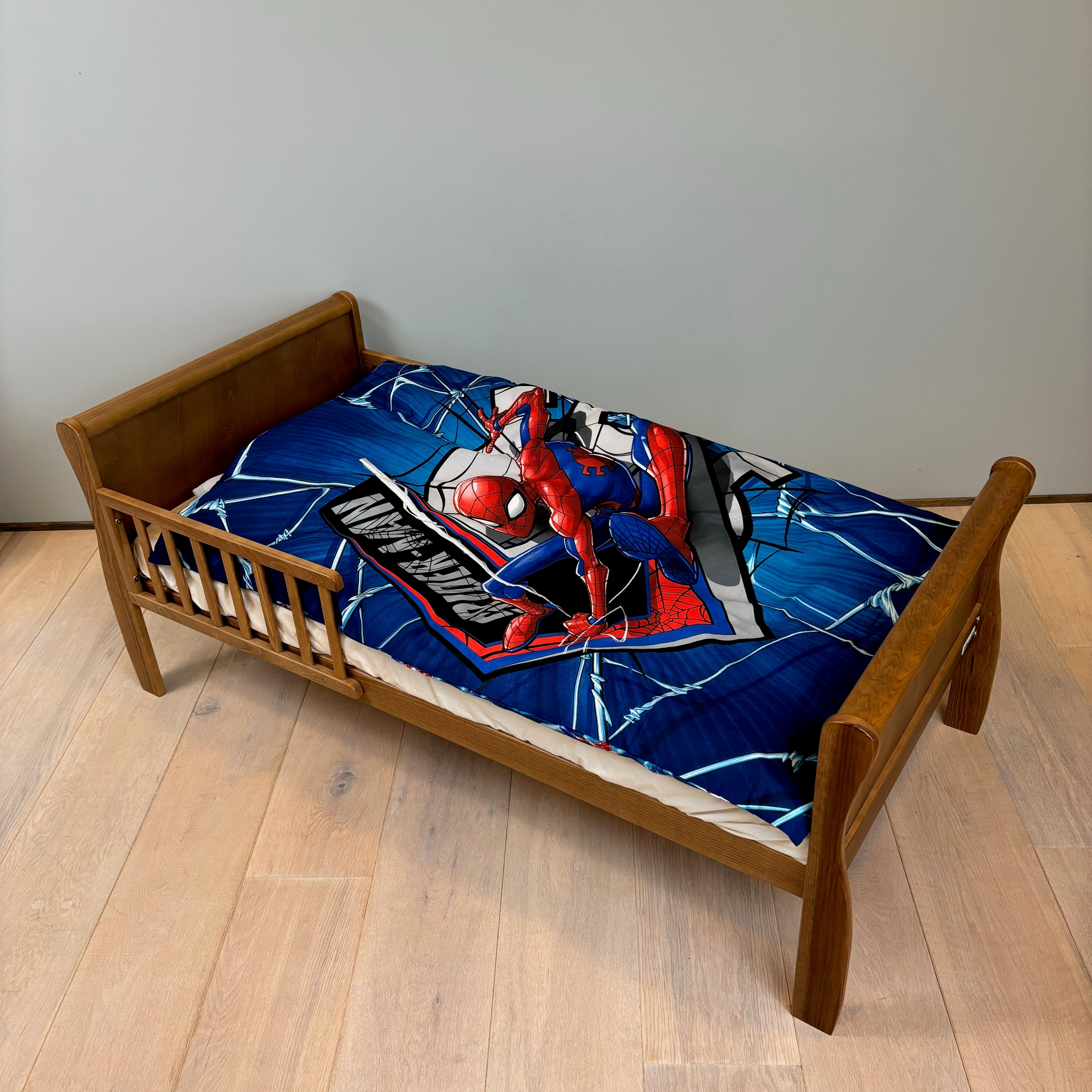 B - Junior sengetøj - 100x135 cm - 100% Bomuld - Spiderman