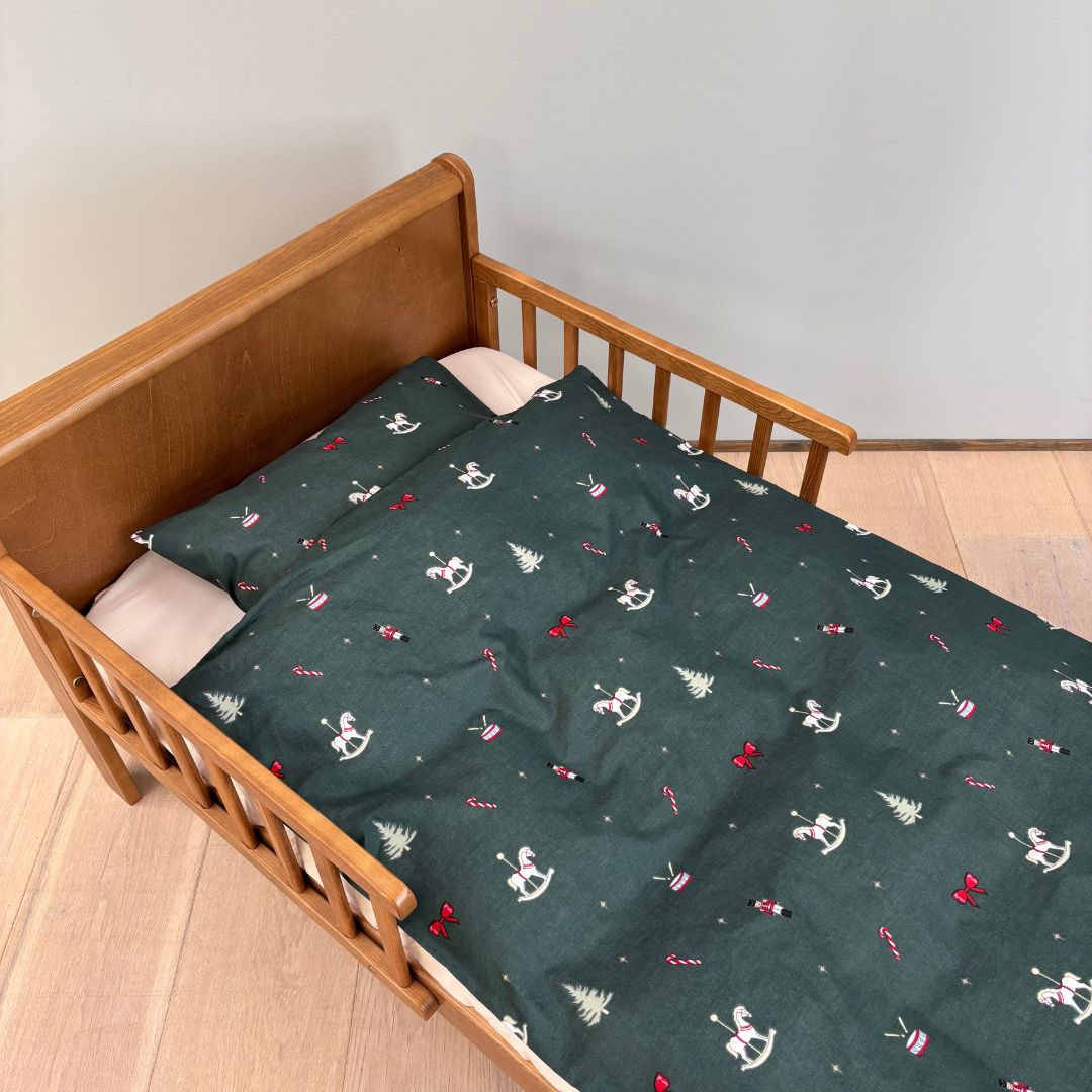 By Mats - Baby sengetøj - 100% Blødt bomuld - 70x100 cm - Christmas Toys