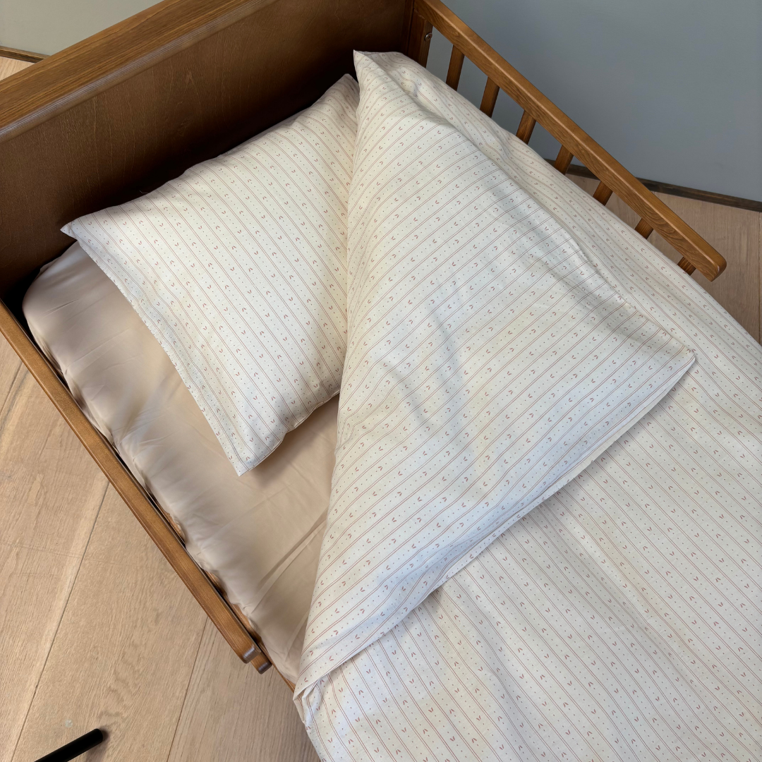 By Mats - Baby sengetøj - 100% Blødt bomuld - 70x100 cm - Leaf Stripe