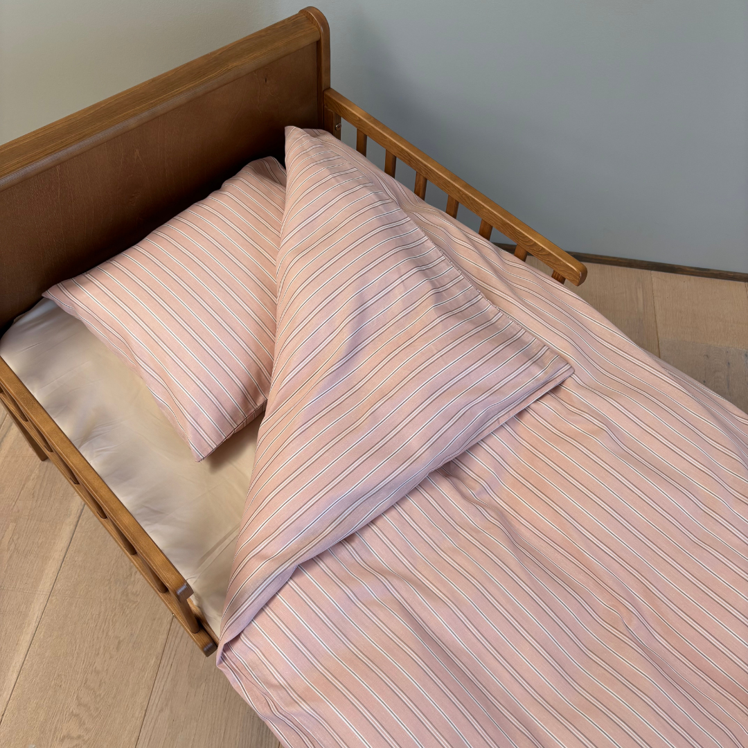 By Mats - Baby sengetøj - 100% Blødt bomuld - 70x100 cm - Rosie Stripe