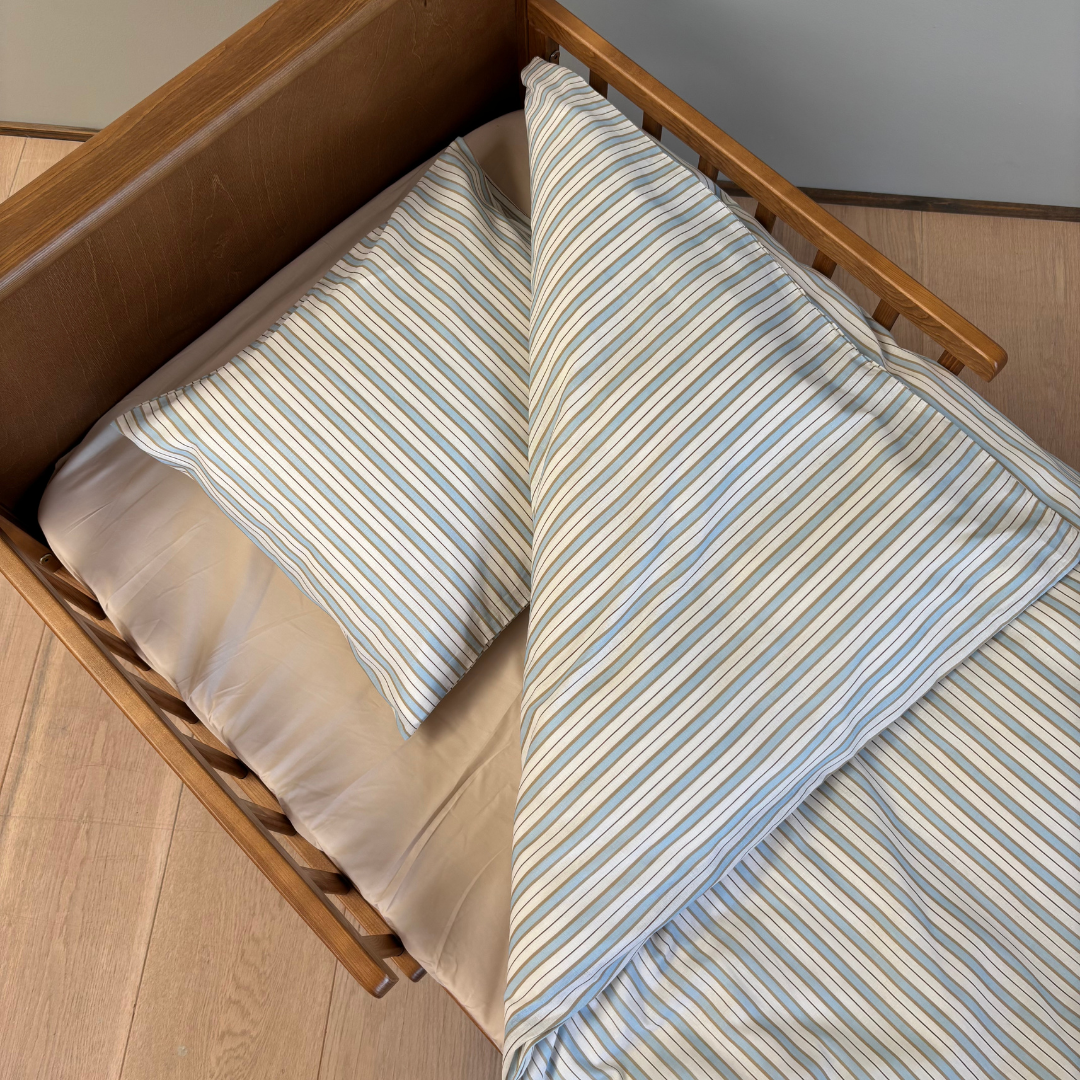 By Mats - Baby sengetøj - 100% Blødt bomuld - 70x100 cm - Sky Blue Stripe