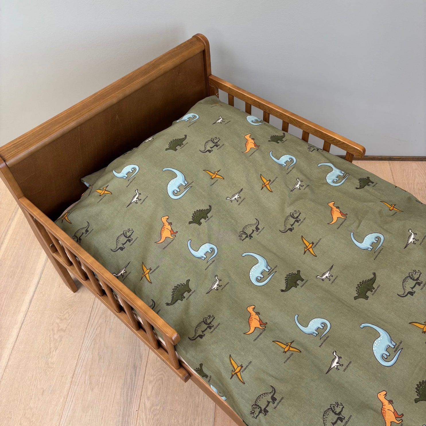 By Mats - Baby sengetøj - 100% Blødt bomuld - Dino names