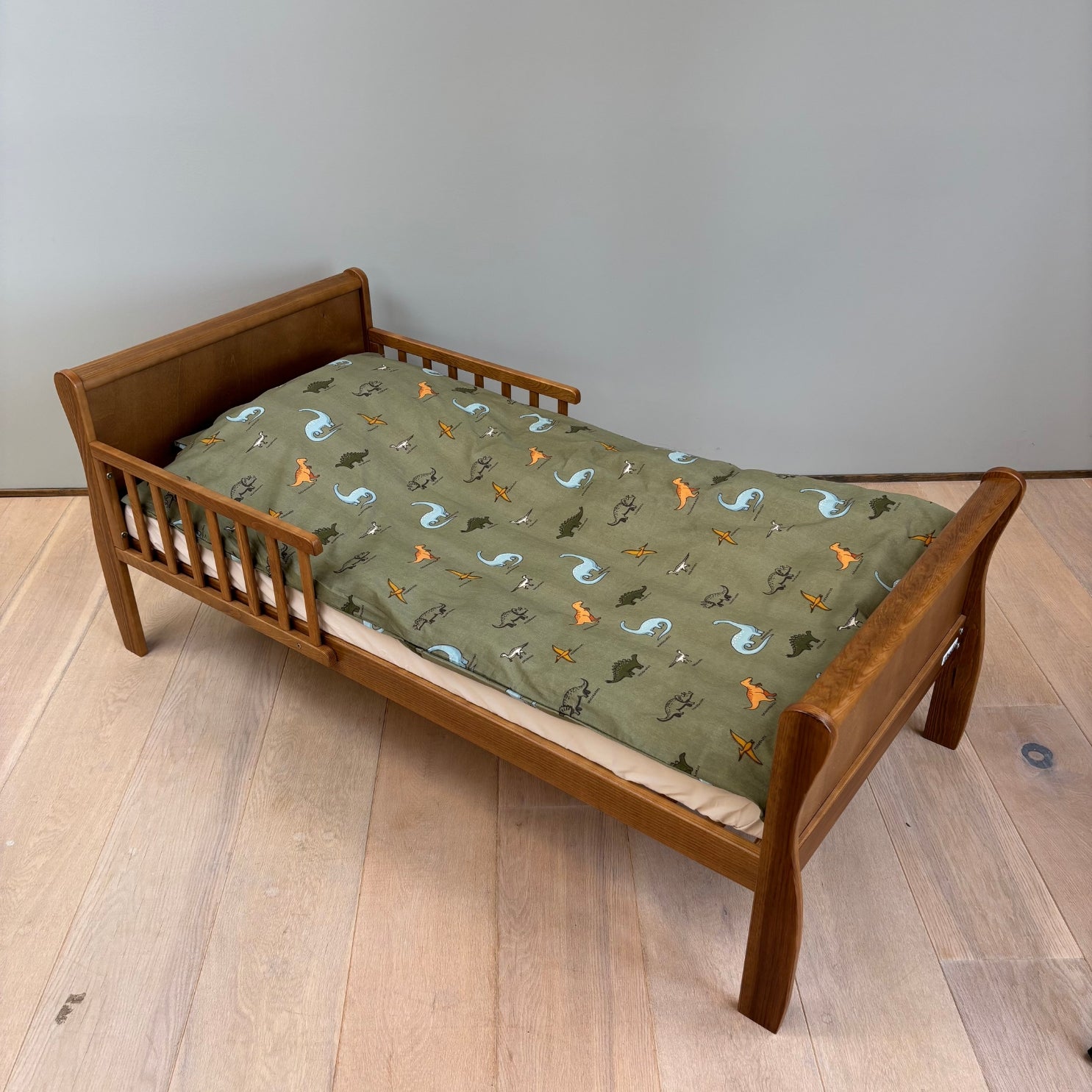 By Mats - Junior sengetøj - 100% Blødt bomuld - Dino names