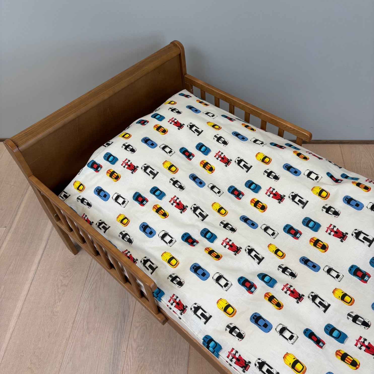 By Mats - Baby sengetøj - 100% Blødt bomuld - 70x100 cm - Racing Cars