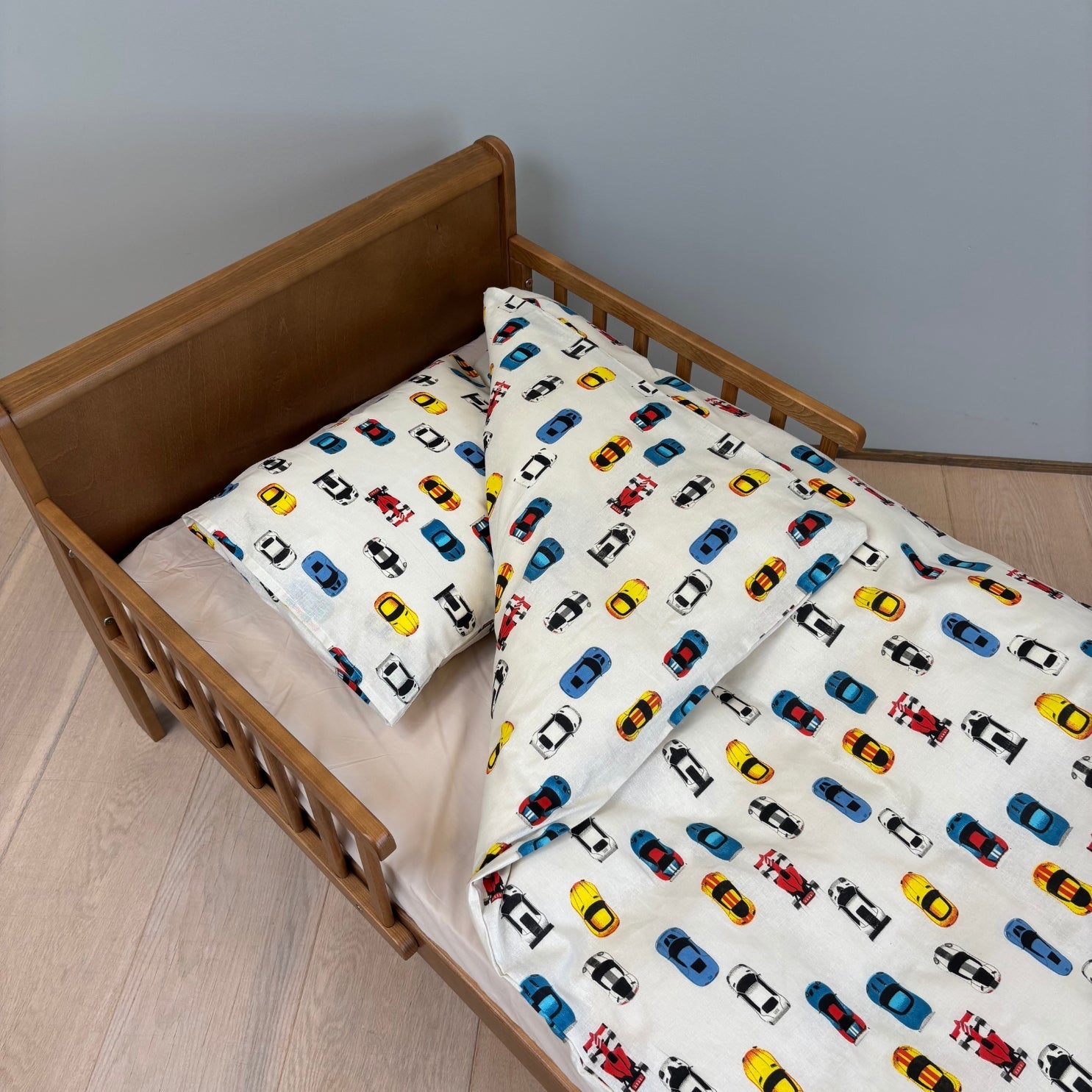 By Mats - Baby sengetøj - 100% Blødt bomuld - 70x100 cm - Racing Cars