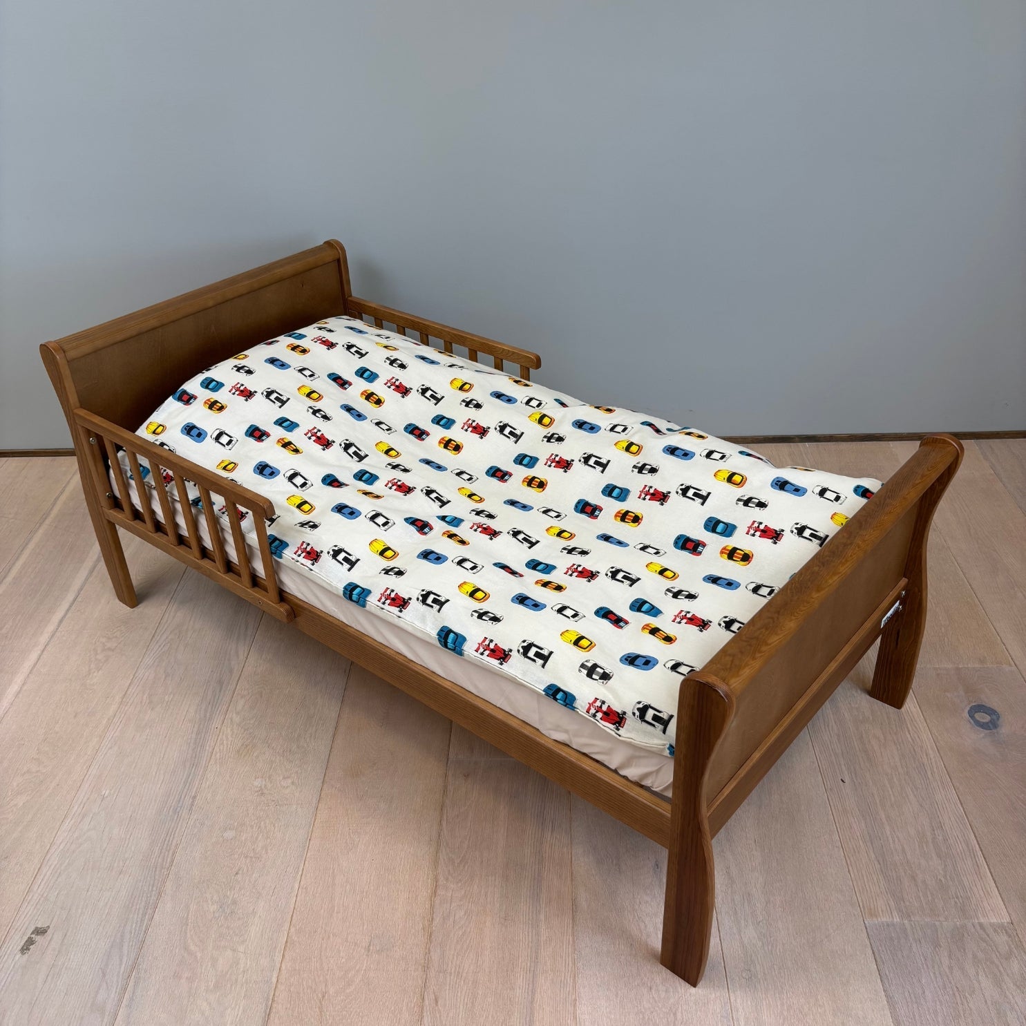 By Mats - Junior sengetøj - 100% Blødt bomuld - 100x140 cm - Racing Cars