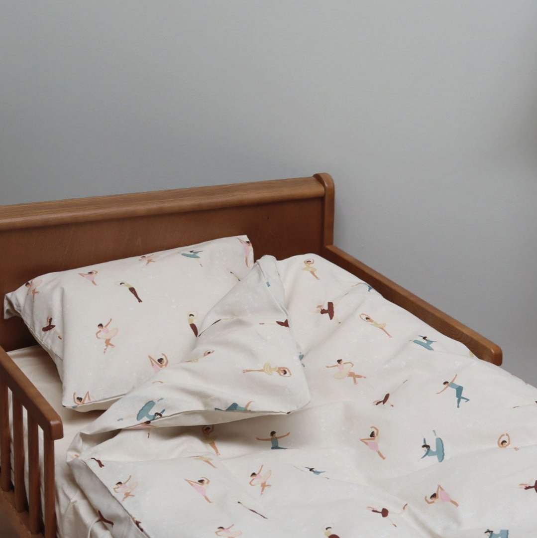 By Mats - Junior sengetøj - 100% Blødt bomuld - Råhvid med ballerinadansere