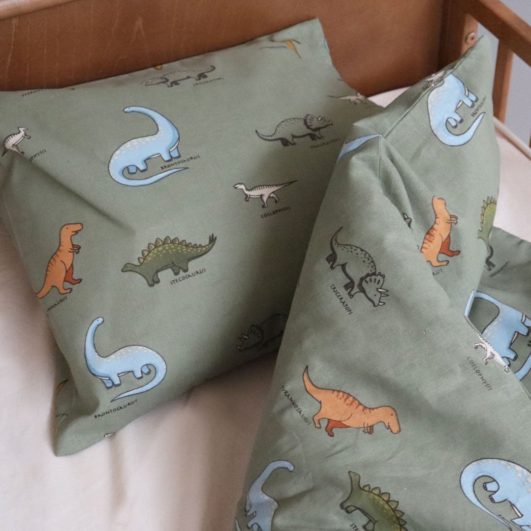 By Mats - Baby sengetøj - 100% Blødt bomuld - Dino names