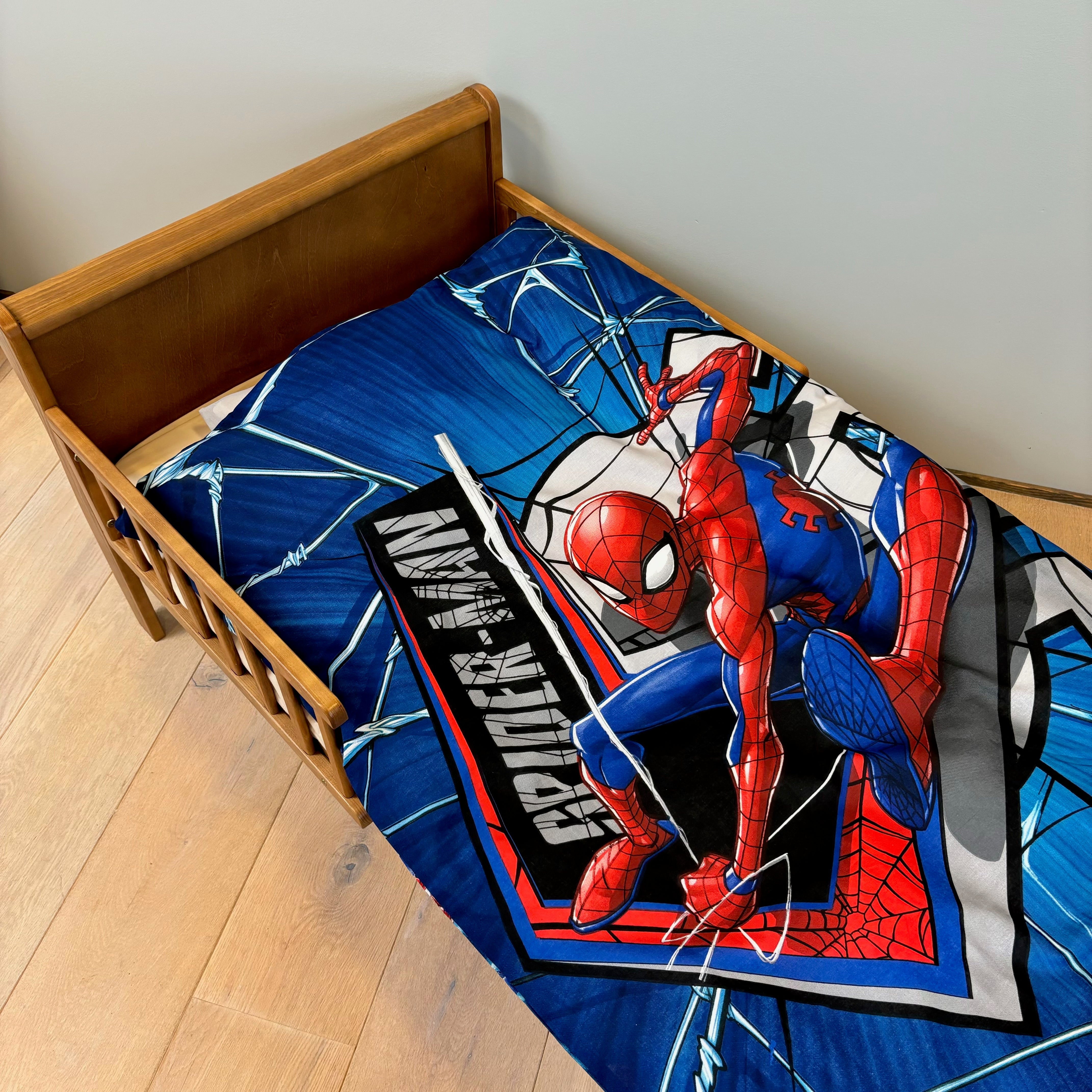 B - Junior sengetøj - 100x135 cm - 100% Bomuld - Spiderman
