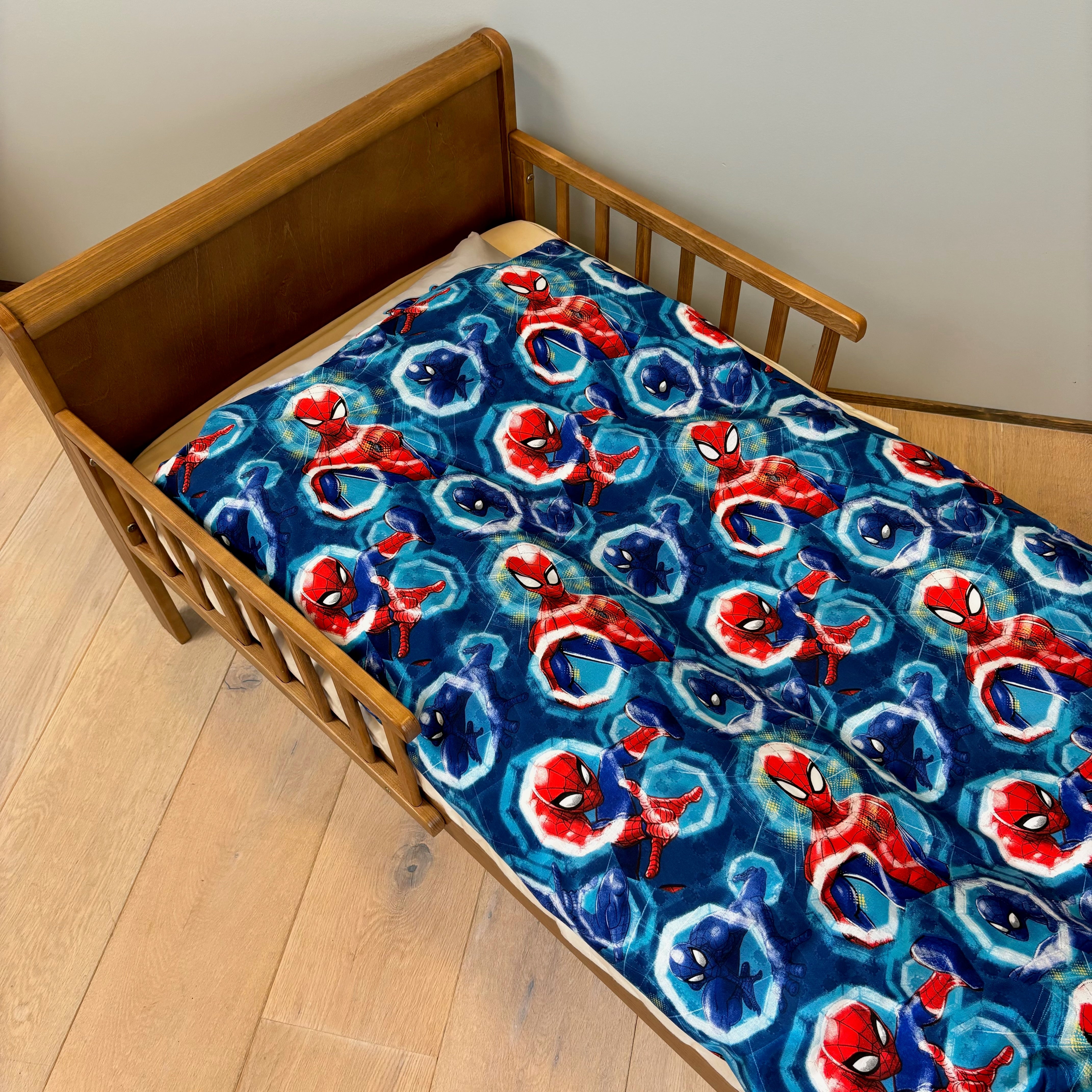 B - Junior sengetøj - 100x135 cm - 100% Bomuld - Spiderman