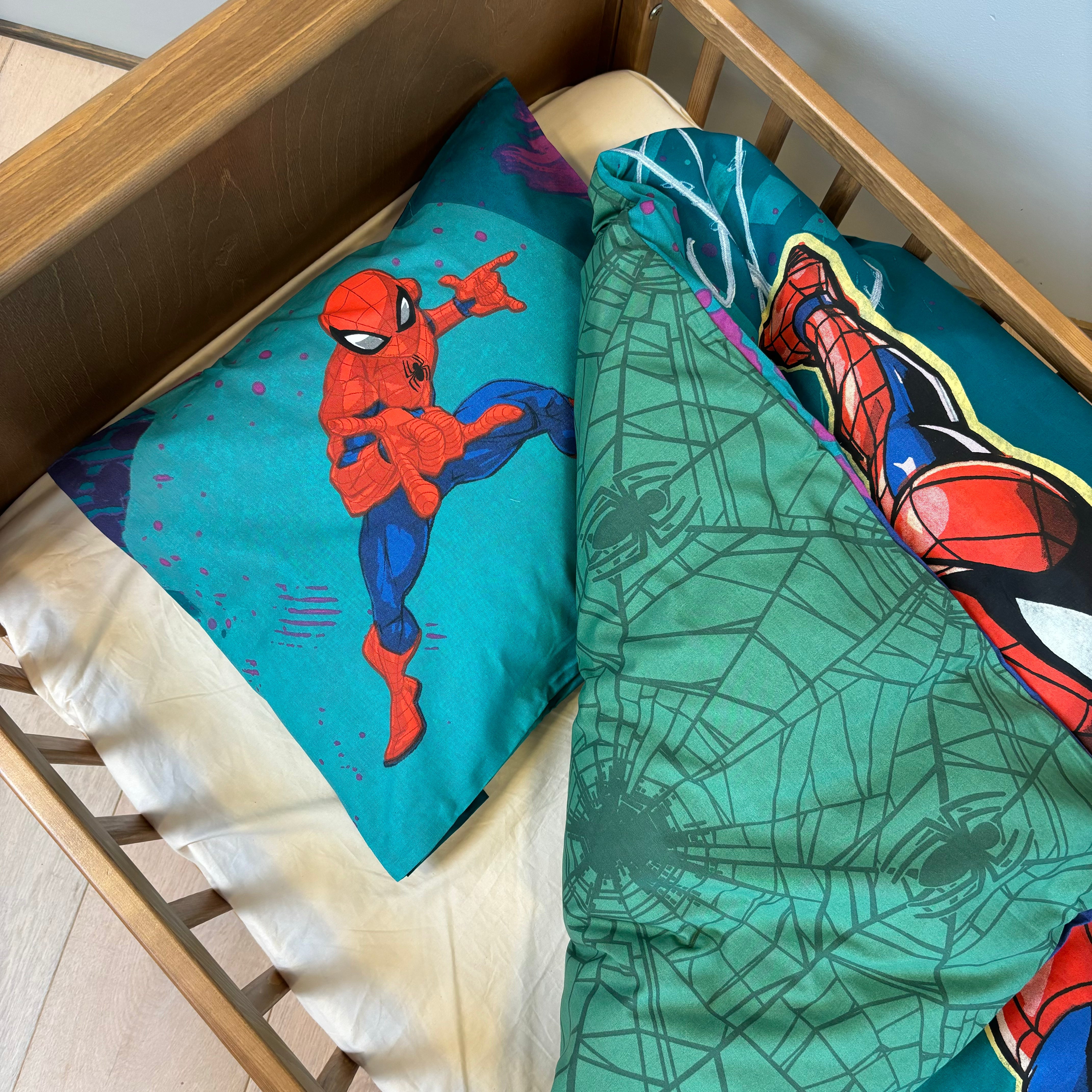 B - Junior sengetøj - 100x135 cm - 100% Bomuld - Spiderman