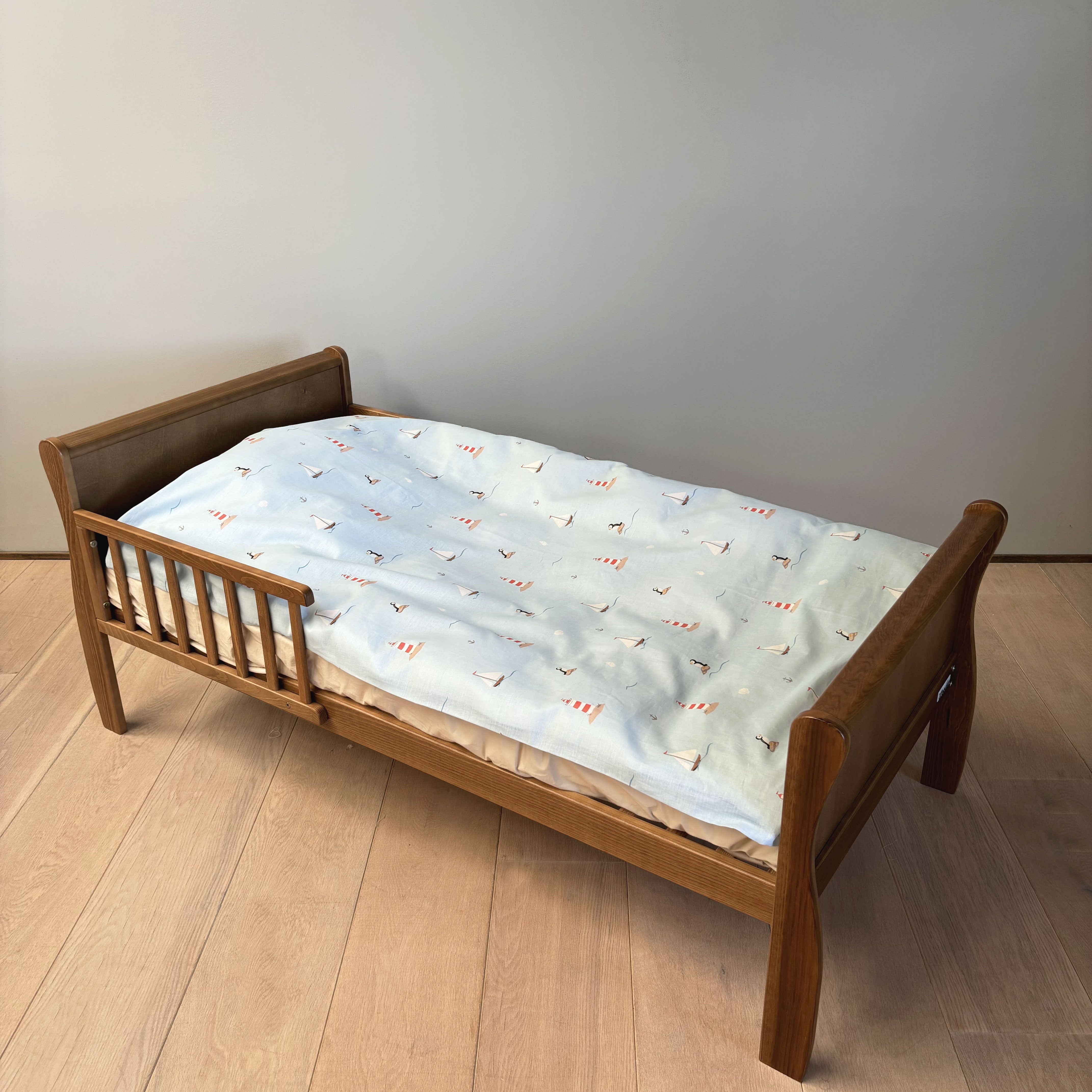 By Mats - Baby sengetøj - 100% Blødt bomuld - 70x100 cm - Sailor Puffin