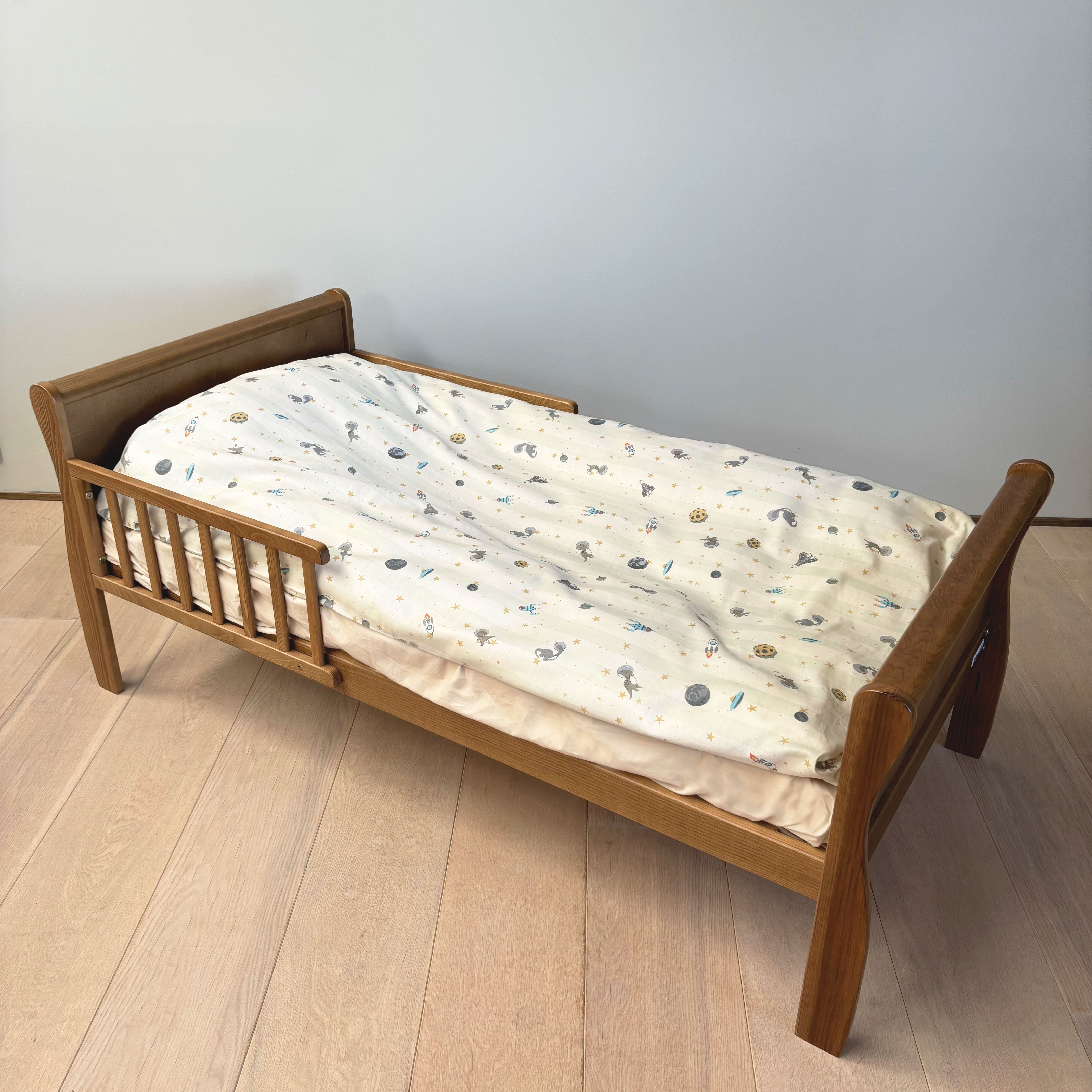 By Mats - Baby sengetøj - 100% Blødt bomuld - 70x100 cm - Dino Space