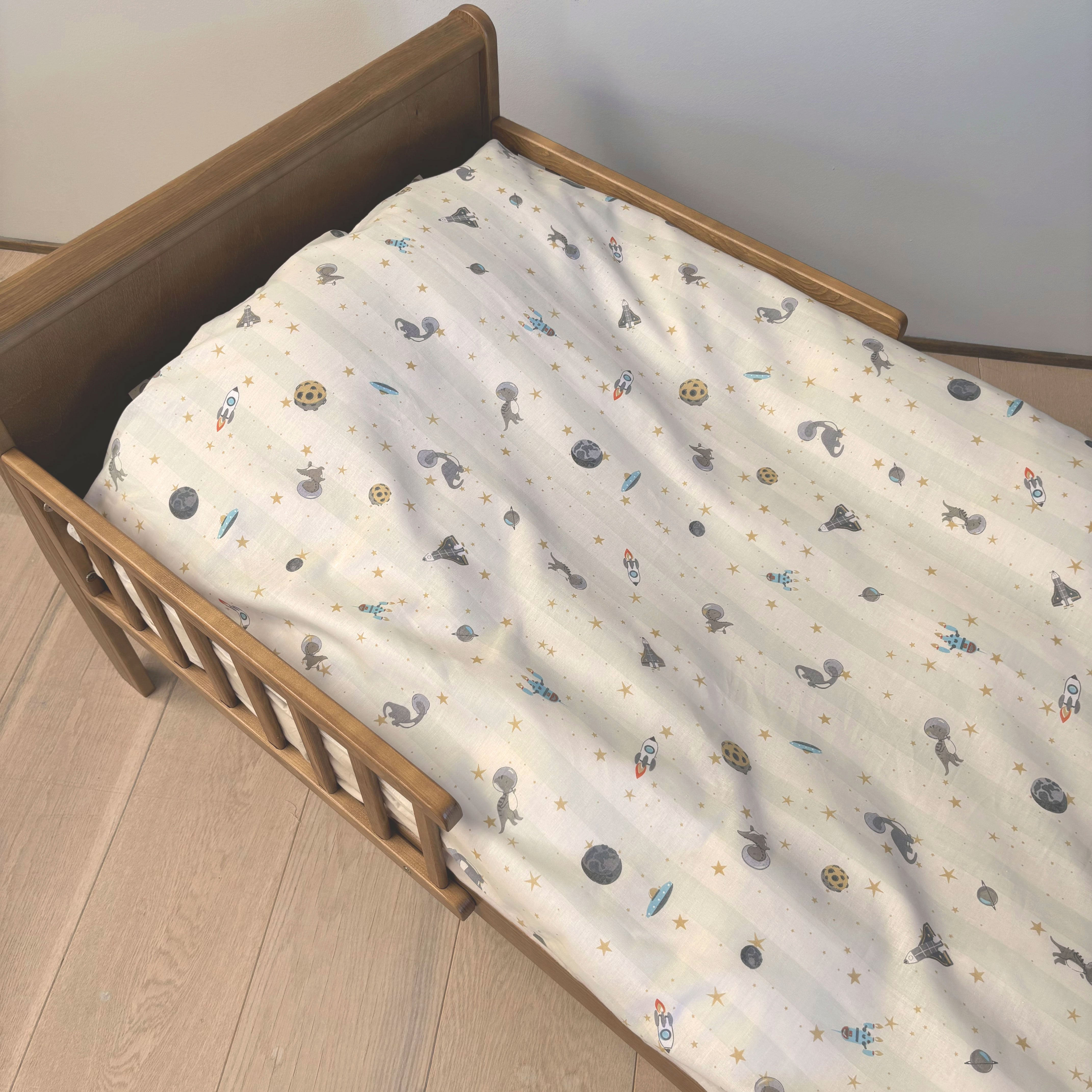 By Mats - Junior sengetøj - 100% Blødt bomuld - 100x140 cm - Dino Space