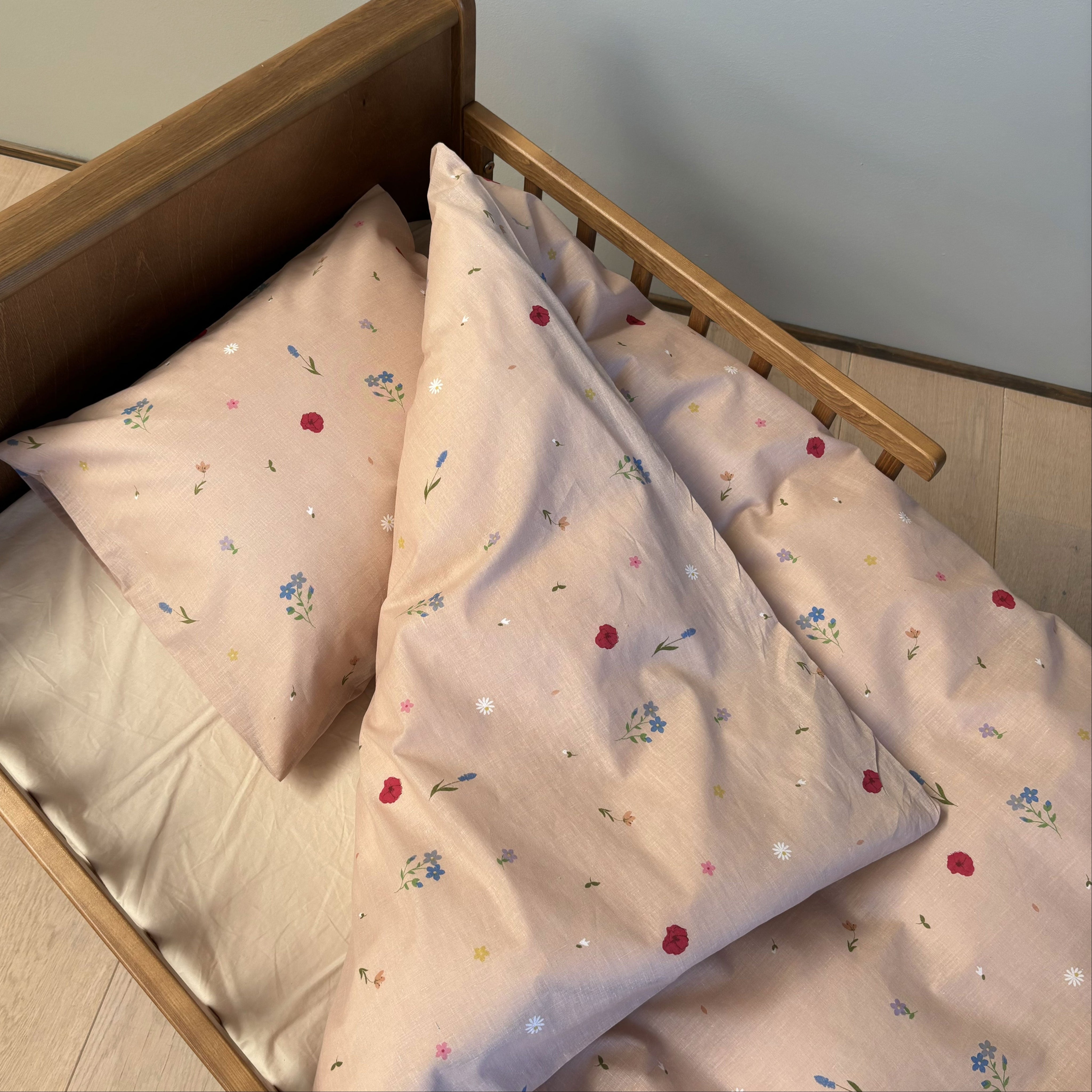 By Mats - Baby sengetøj - 100% Blødt bomuld - 70x100 cm - Flower love