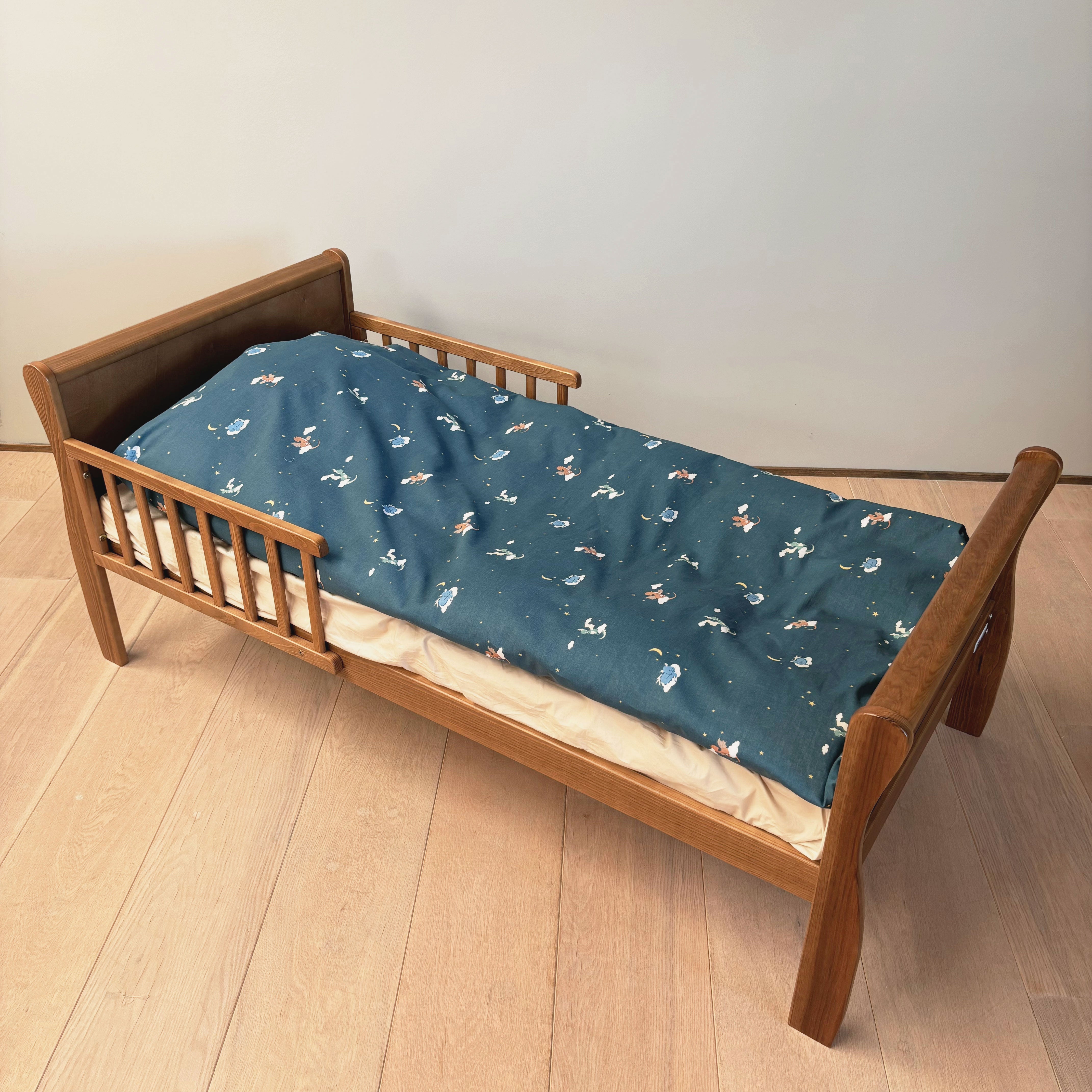 By Mats - Baby sengetøj - 100% Blødt bomuld - 70x100 cm - Dragon Night Sky