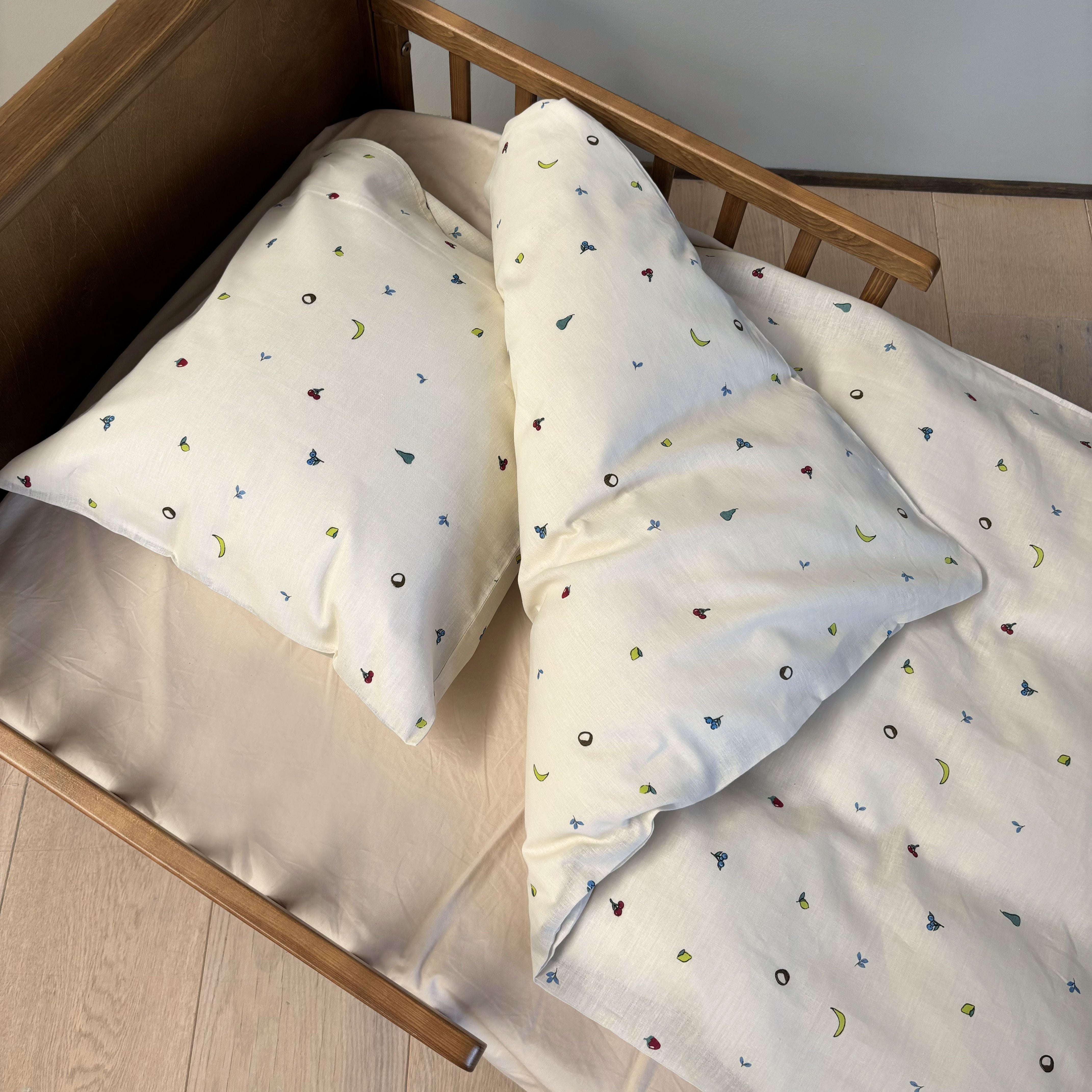 By Mats - Baby sengetøj - 100% Blødt bomuld - 70x100 cm - Fruits