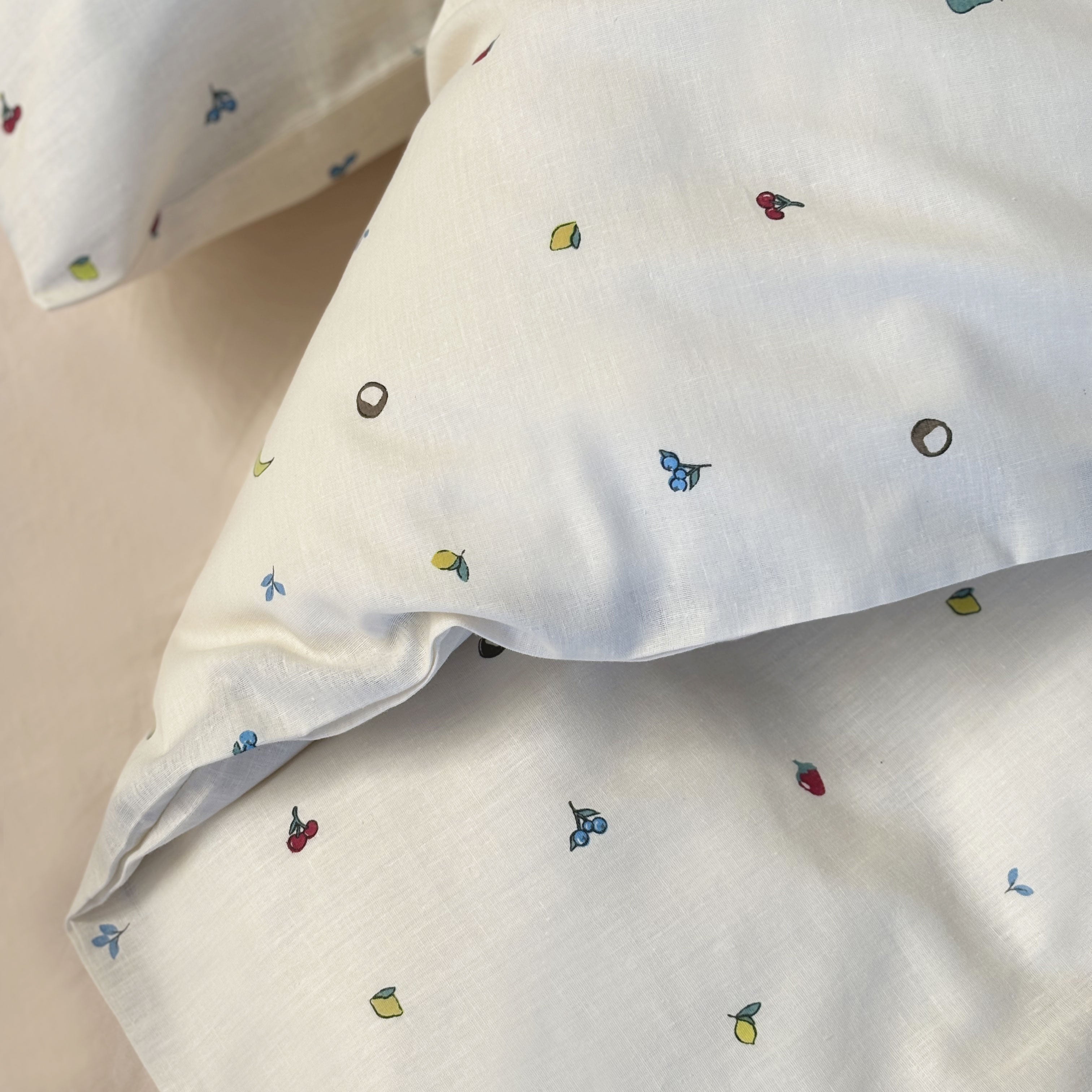 By Mats - Baby sengetøj - 100% Blødt bomuld - 70x100 cm - Fruits