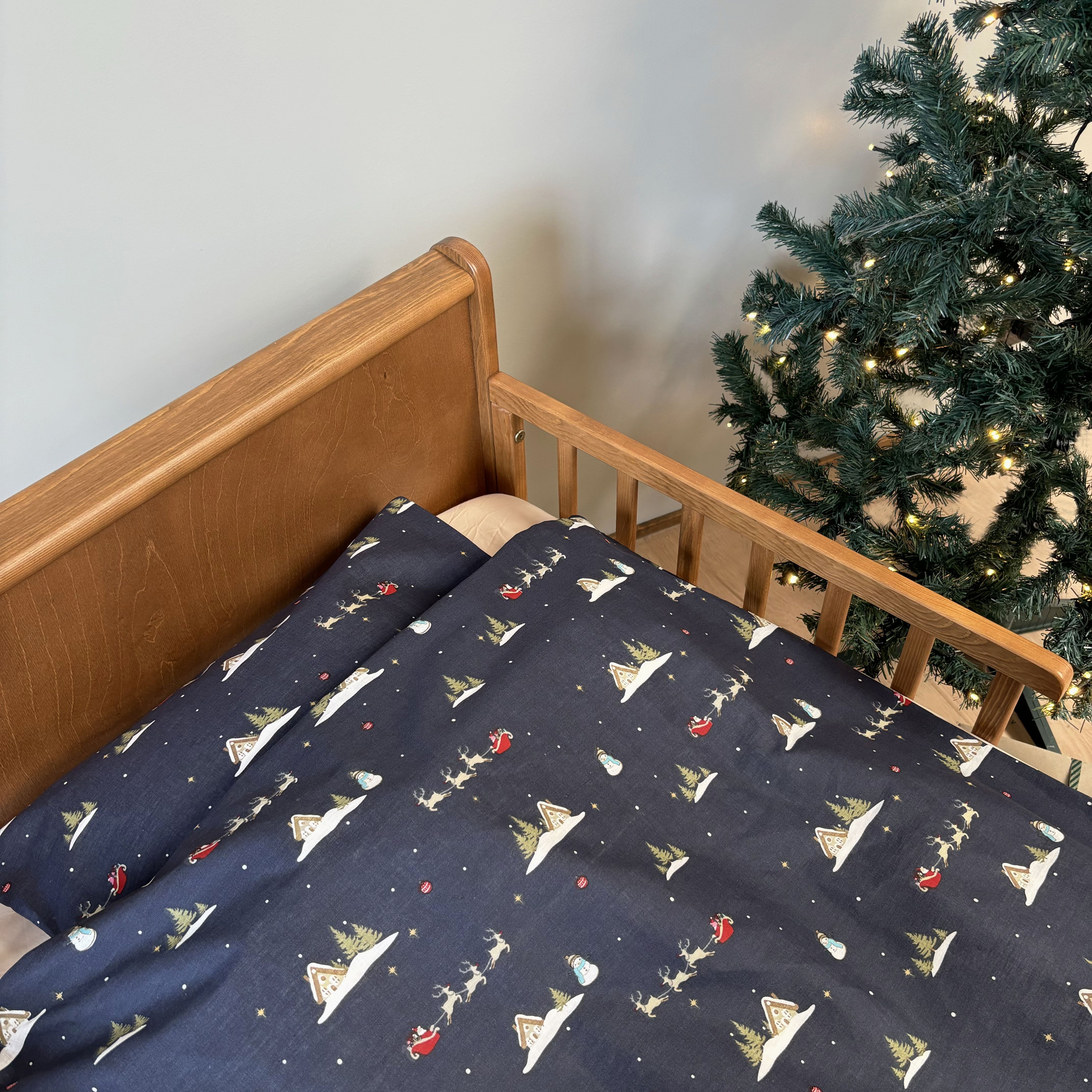 By Mats - Baby sengetøj - 100% Blødt bomuld - 70x100 cm - Santa is Coming