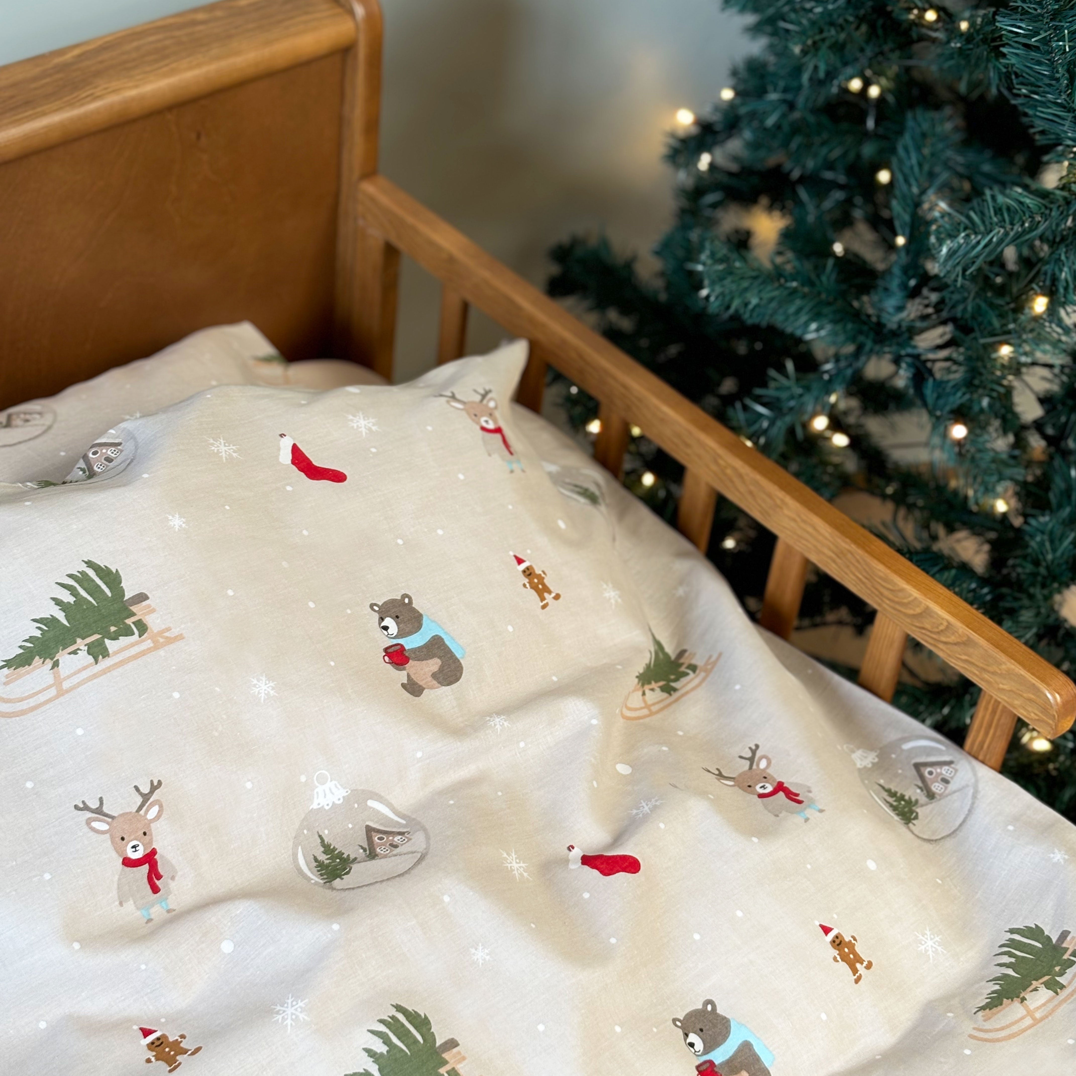 By Mats - Baby sengetøj - 100% Blødt bomuld - 70x100 cm - Cozy Christmas