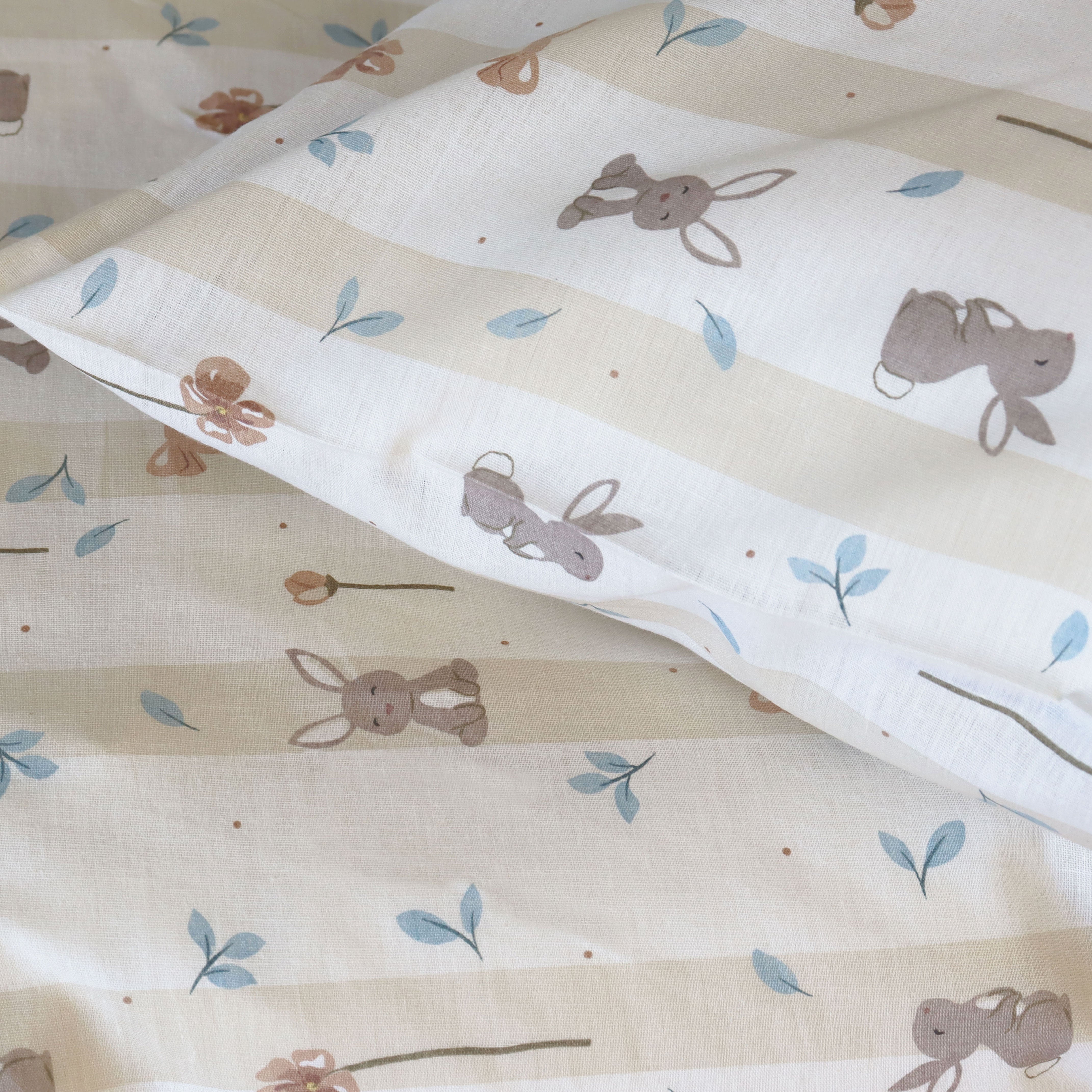 By Mats - Baby sengetøj - 100% Blødt bomuld - 70x100 cm - Flower Bunny