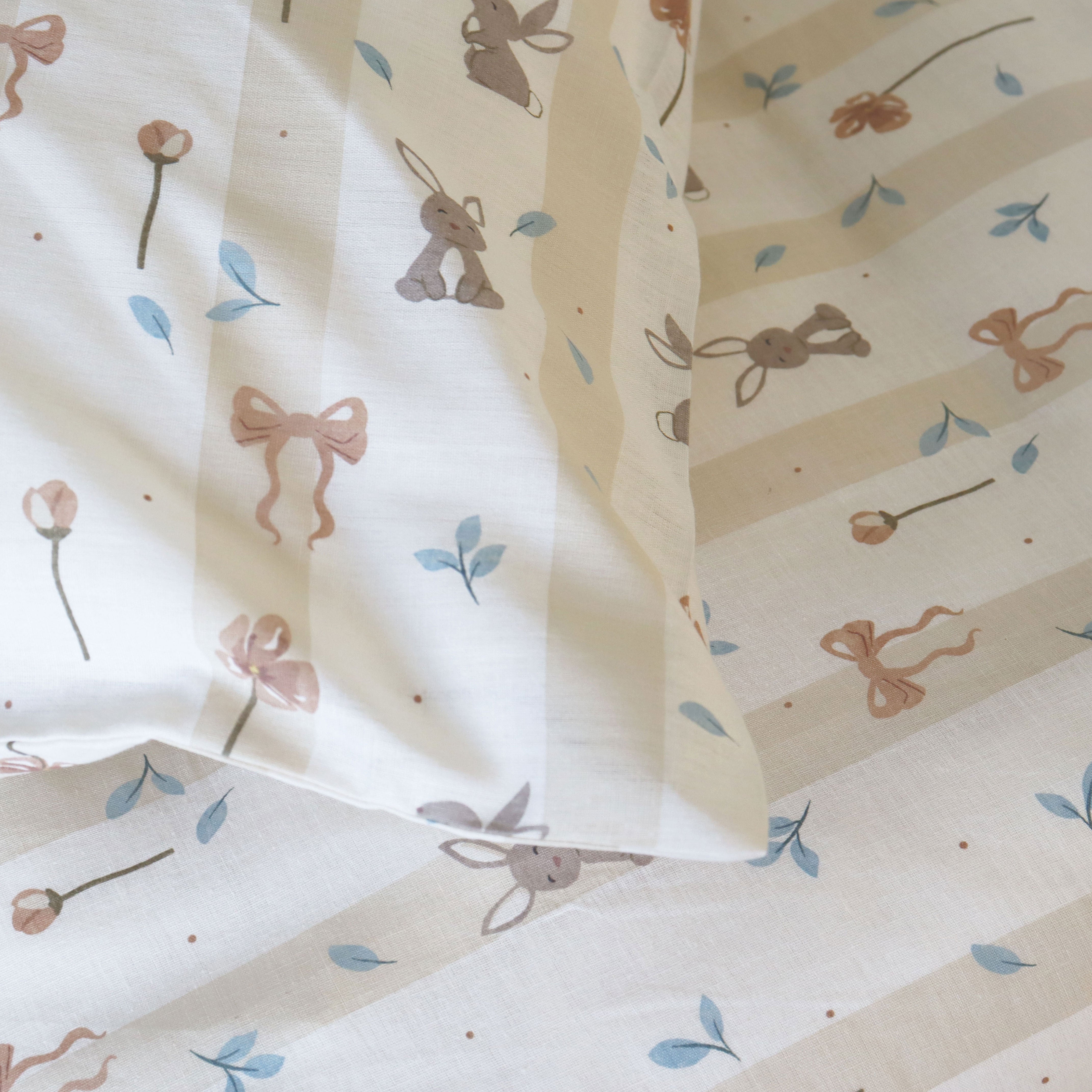 By Mats - Baby sengetøj - 100% Blødt bomuld - 70x100 cm - Flower Bunny