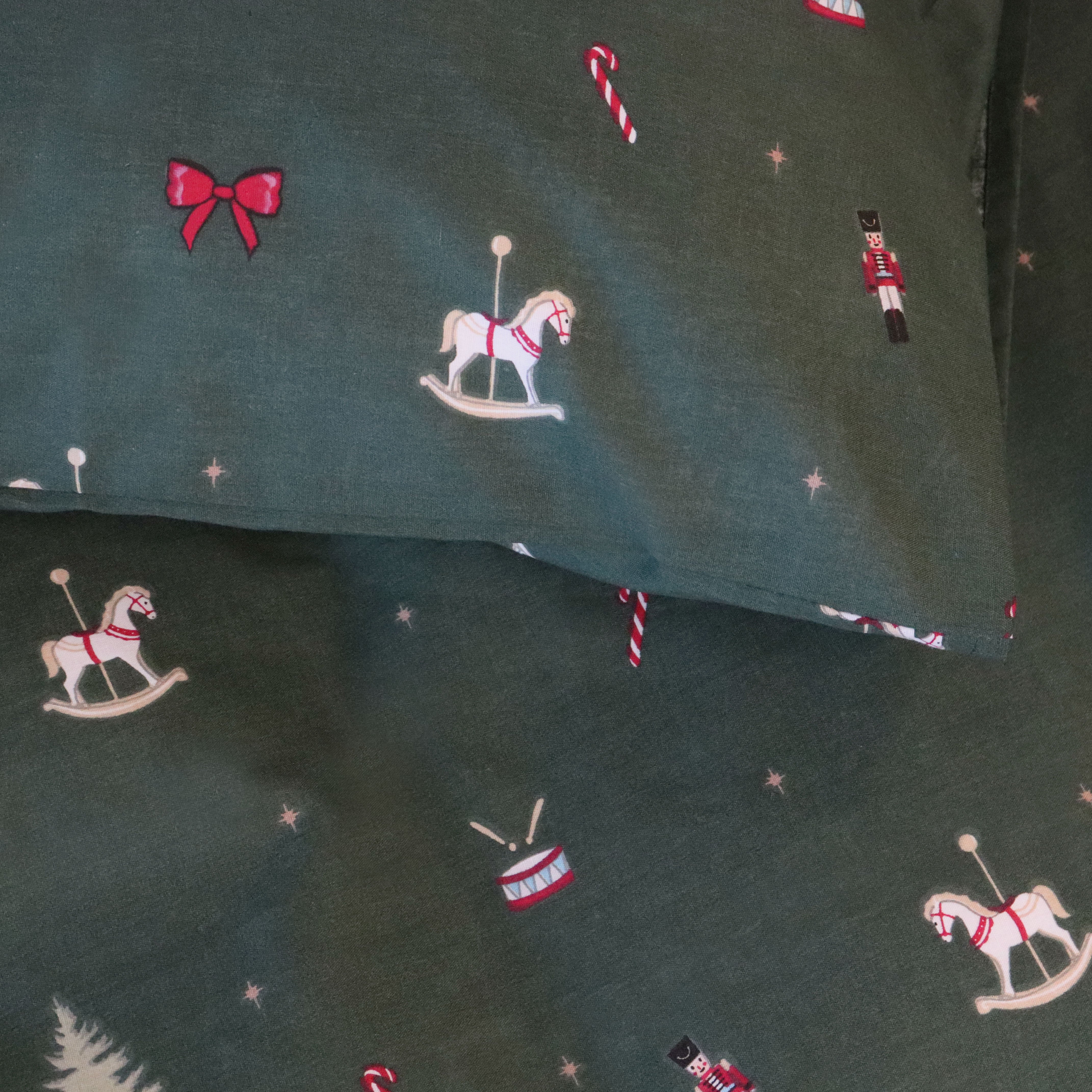 By Mats - Baby sengetøj - 100% Blødt bomuld - 70x100 cm - Christmas Toys