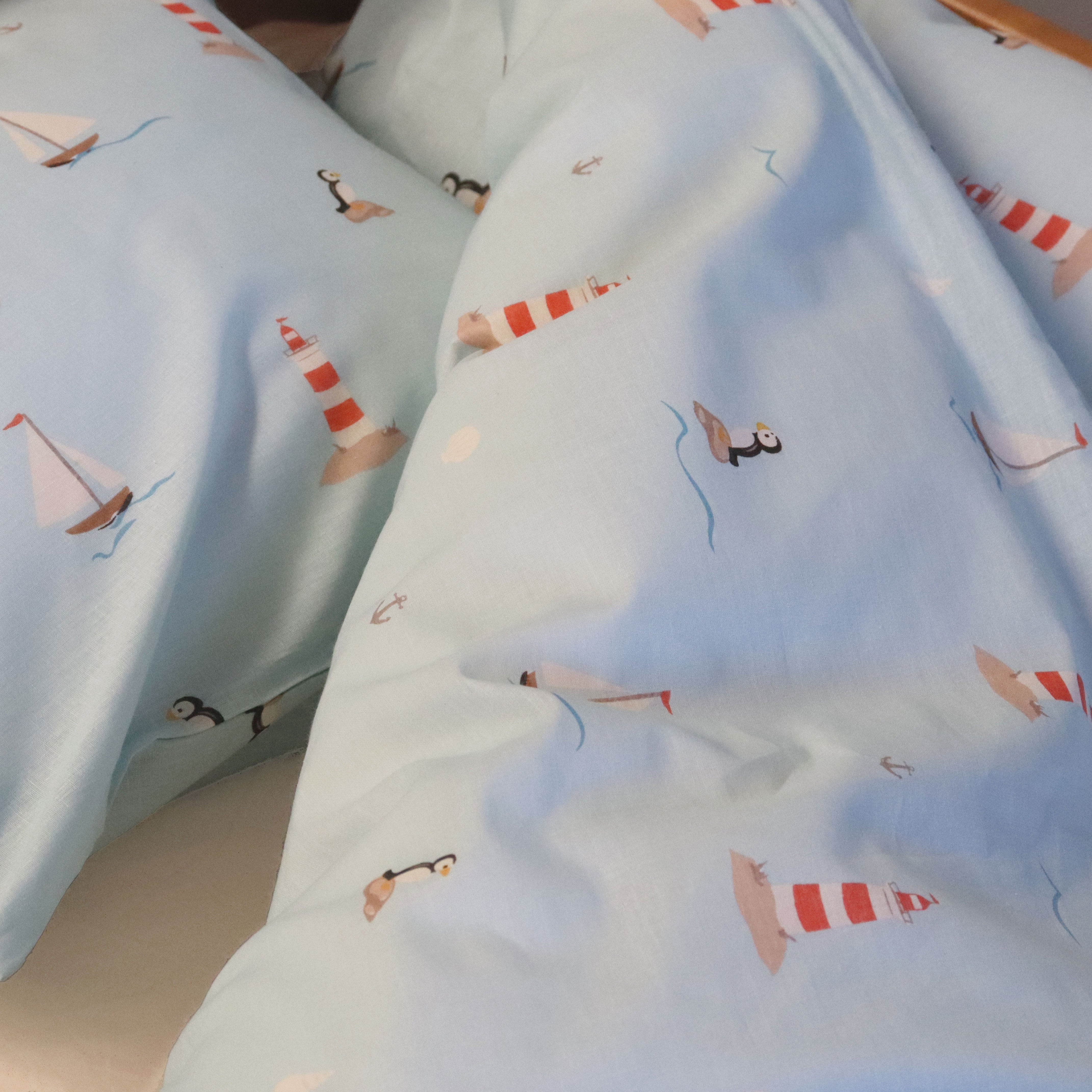 By Mats - Junior sengetøj - 100% Blødt bomuld - 100x140 cm - Sailor Puffin