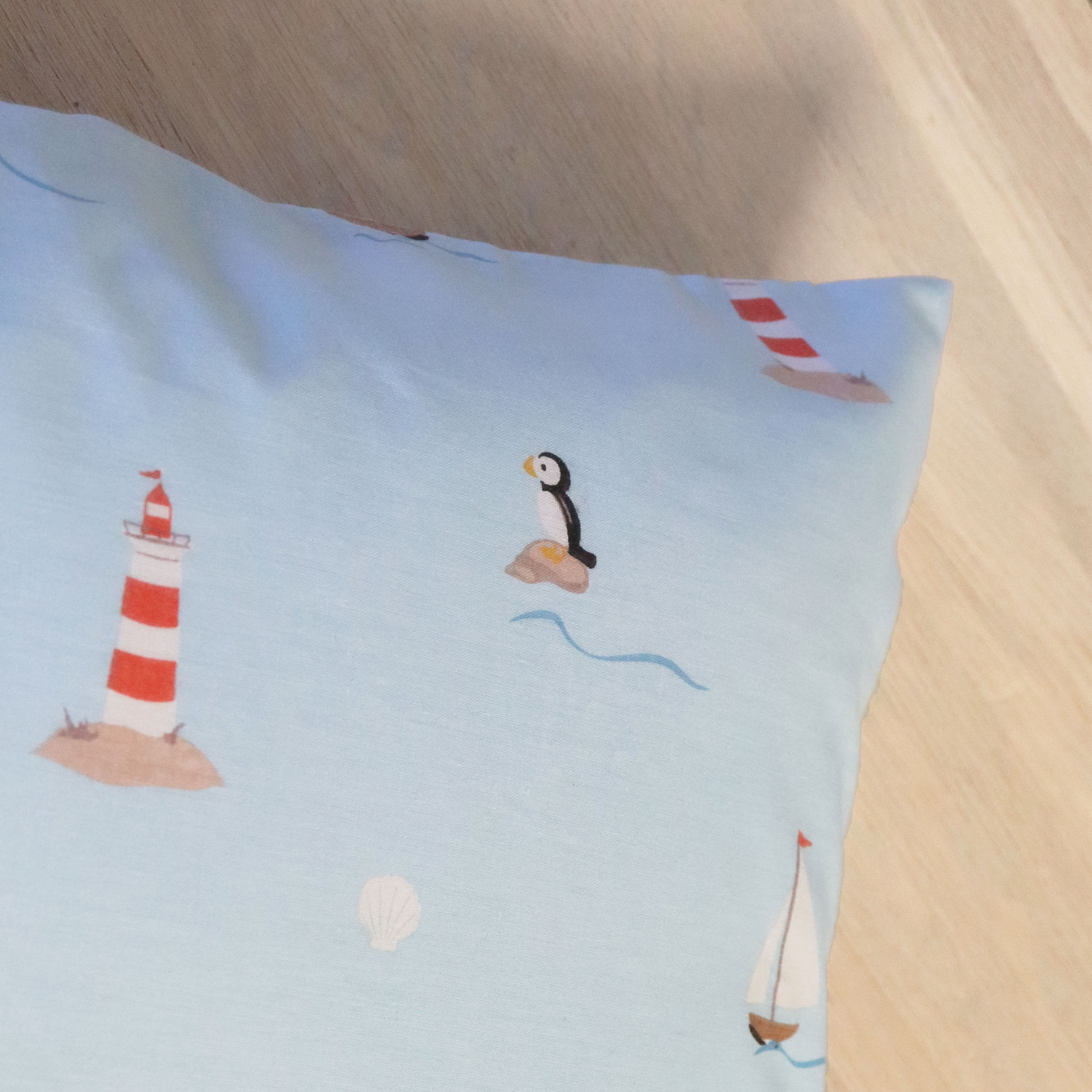 By Mats - Baby sengetøj - 100% Blødt bomuld - 70x100 cm - Sailor Puffin