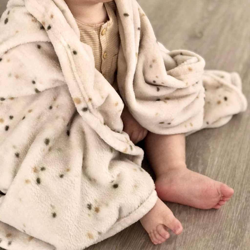 Petu Petu - Lækkerblødt tæppe til børn - 100x140 cm - Råhvid med prikker