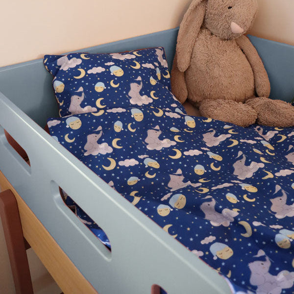 B - Junior sengetøj - 100x140 cm - Blødt bomuld - Drømmeland