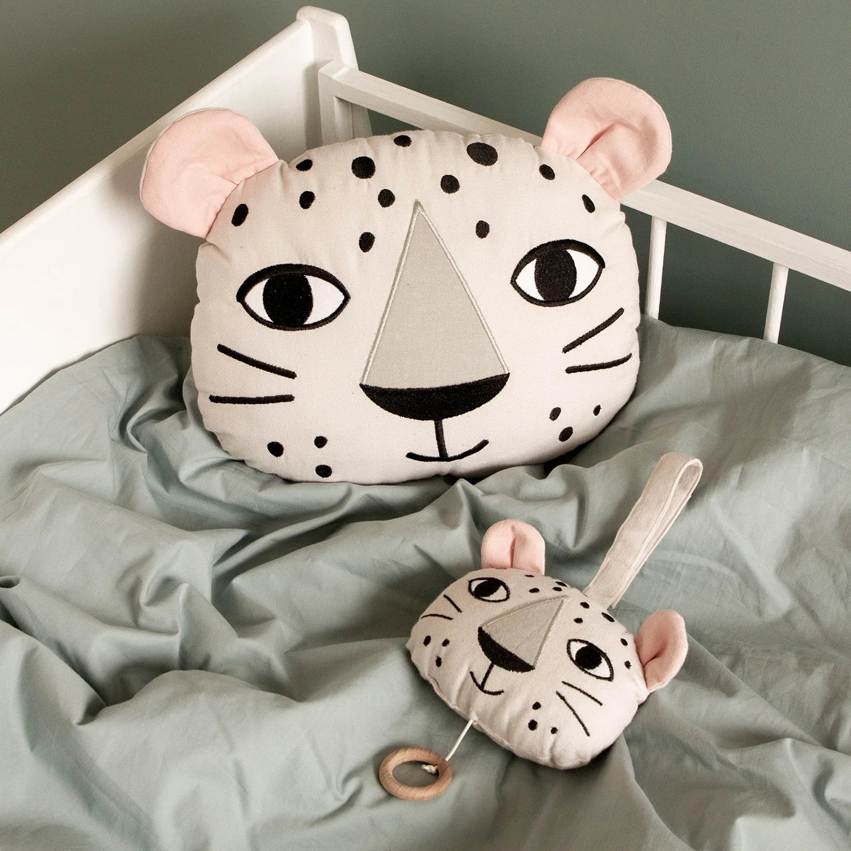 Roommate - Musikuro - Uro med Brahms' Lullaby - Økologisk bomuld - 17 cm