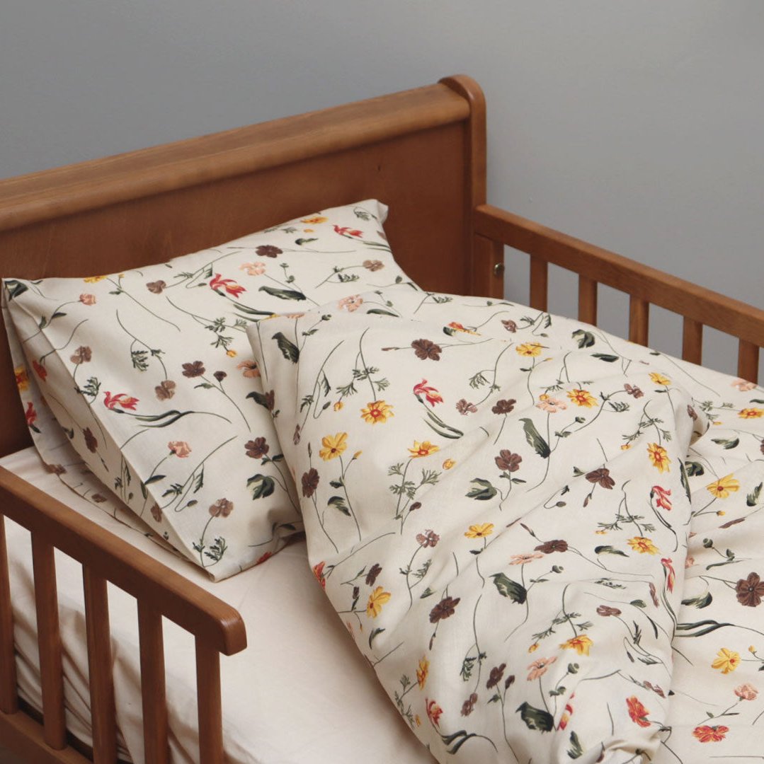 By Mats - Junior sengetøj - 100% Blødt bomuld - Råhvid med blomster