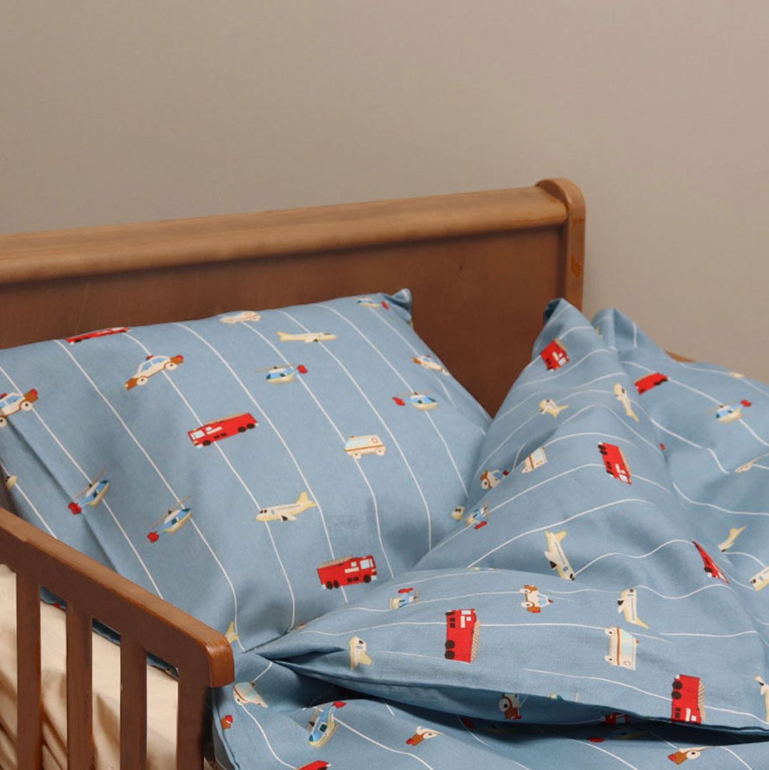 By Mats - Baby sengetøj - 100% Blødt bomuld - Striped Cars