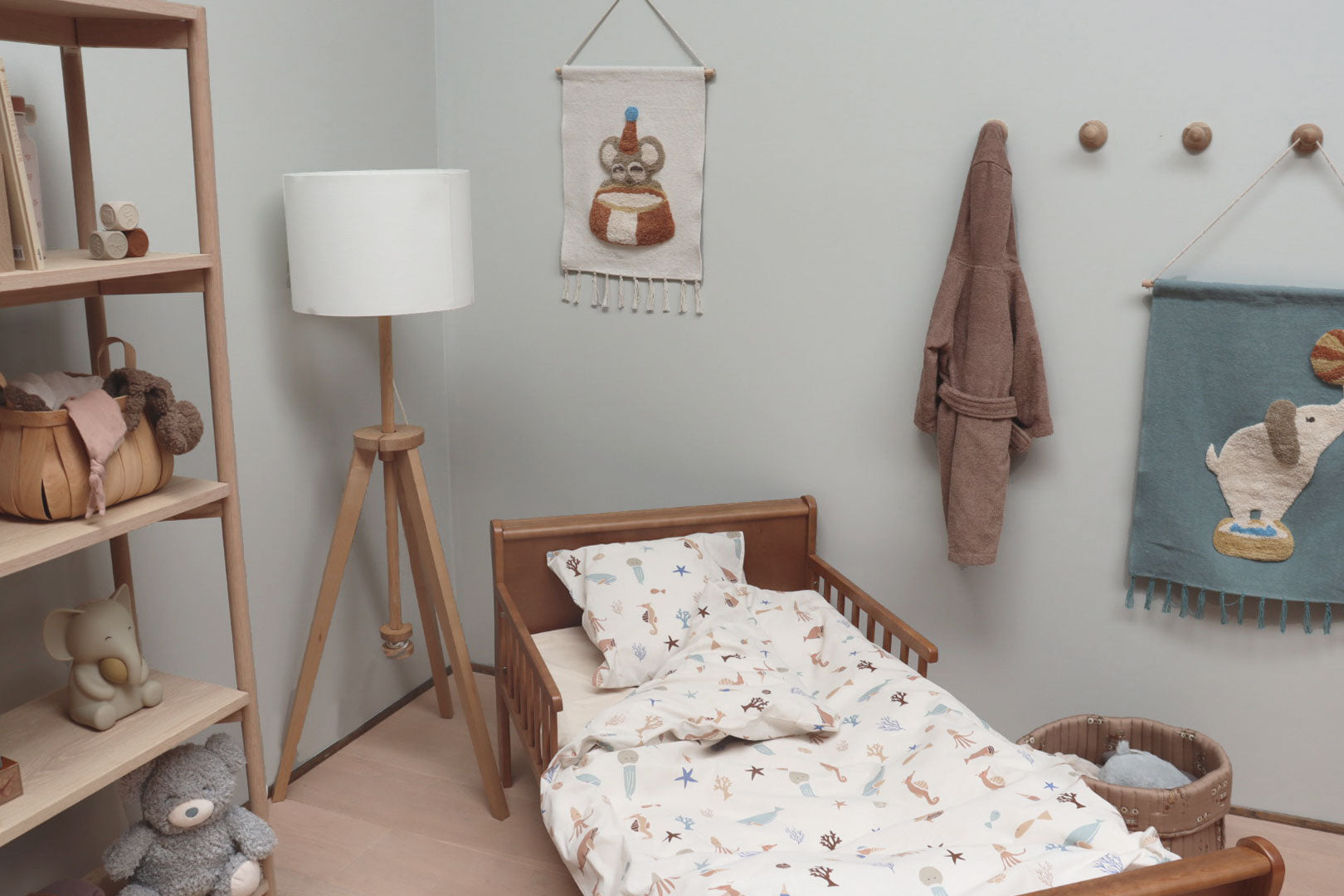 By Mats - Junior sengetøj - 100% Blødt bomuld - Råhvid med undervandsmotiver