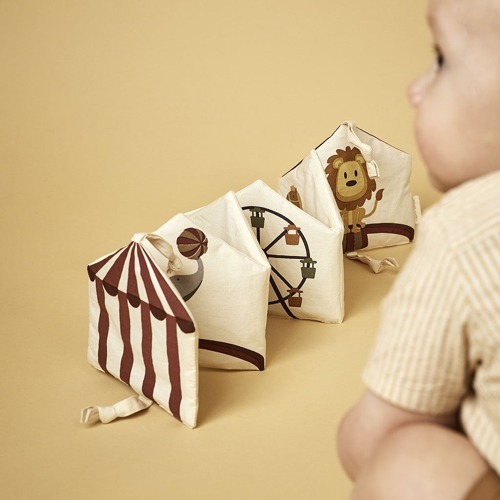 nuuroo - Stofbog til børn - Knitrende sansebog - Økologisk bomuld