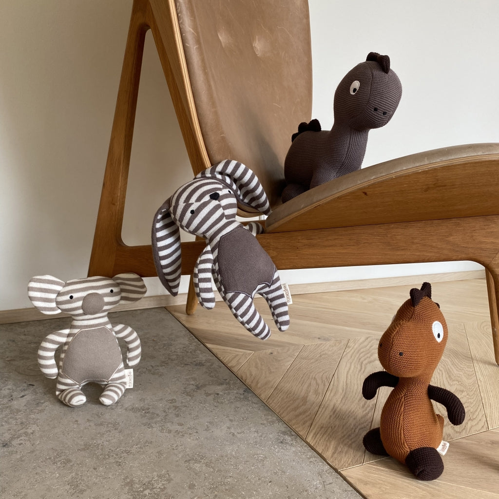 nuuroo - Strikket bamse - 100% økologisk bomuld - 23 cm - Caramel Café