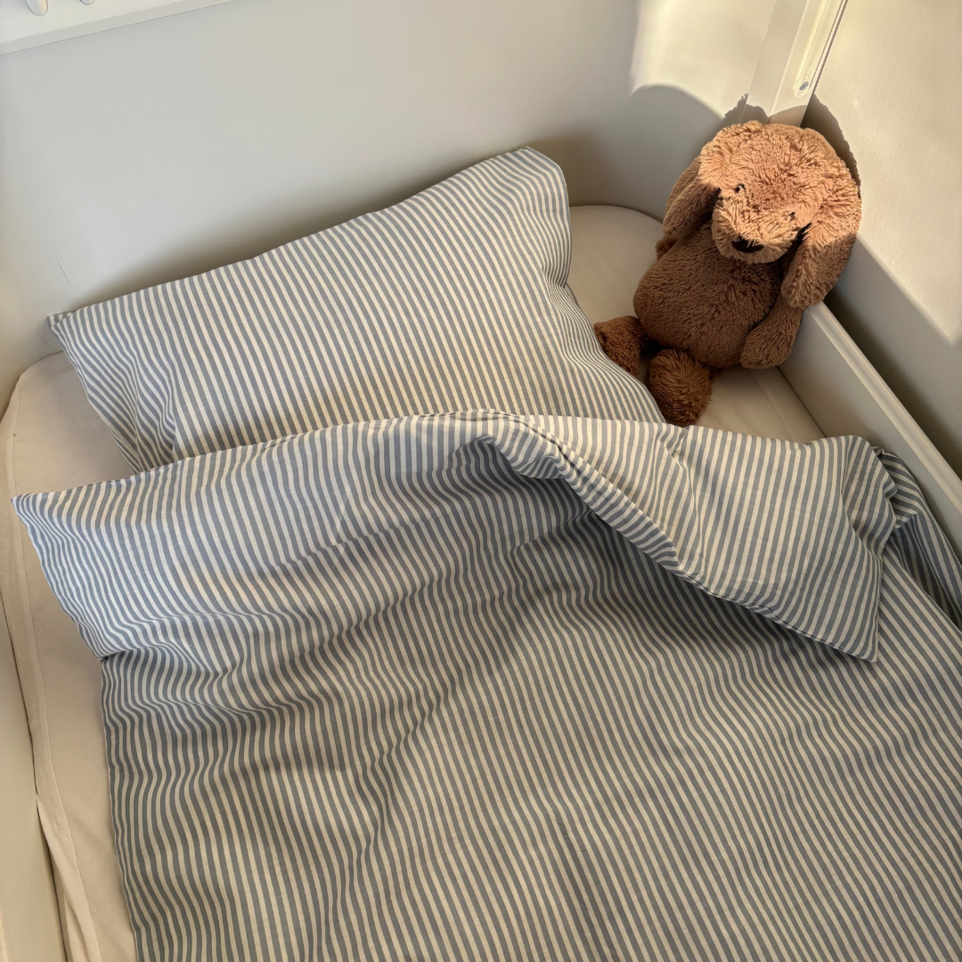 By Mats - Baby sengetøj - 100% Blødt bomuld - 70x100 cm - Blue Pin Stripe