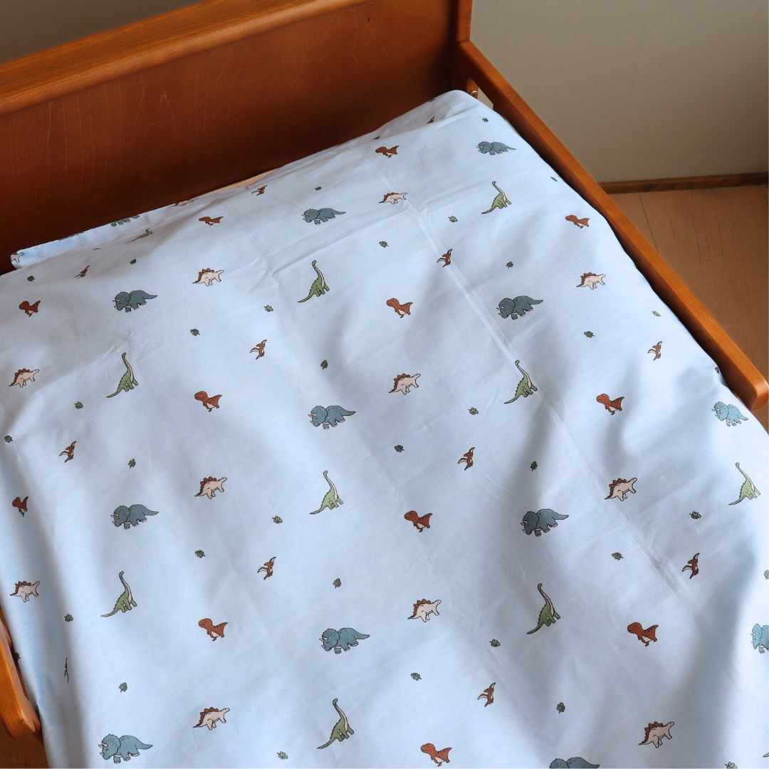 By Mats - Baby sengetøj - 100% Blødt bomuld - 70x100 cm - Mini dino