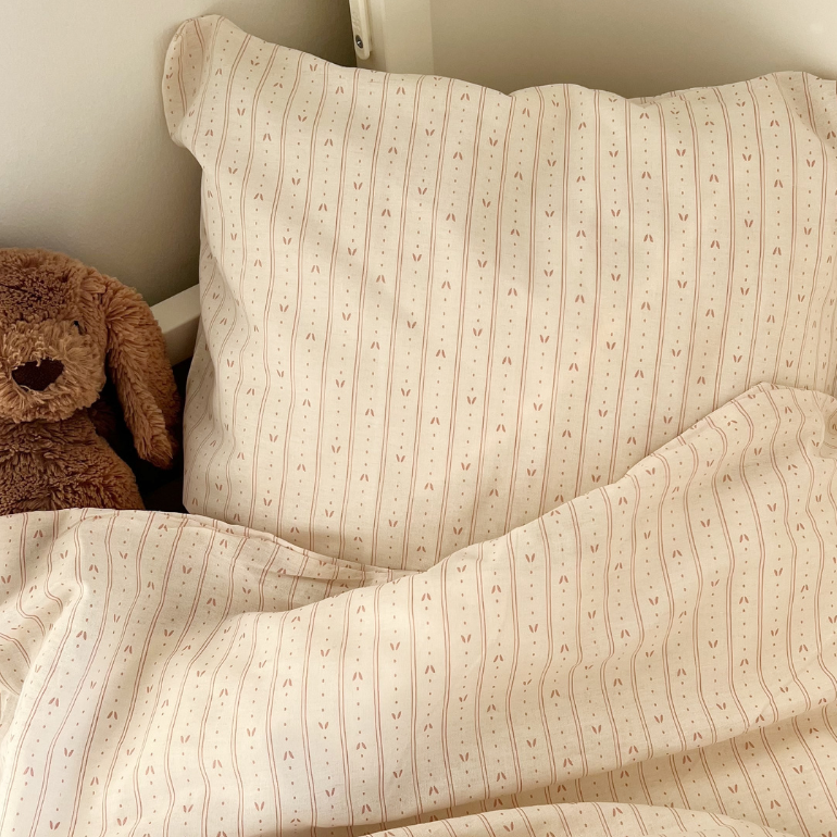 By Mats - Baby sengetøj - 100% Blødt bomuld - 70x100 cm - Leaf Stripe