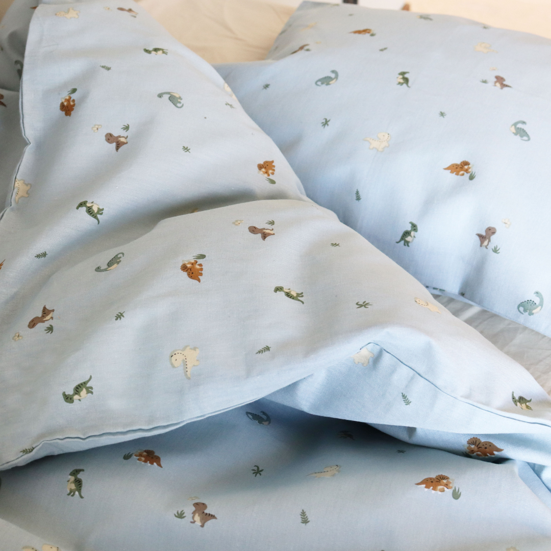 Petu Petu - Senior sengetøj - 100% Blødt bomuld - Lyseblå med dinoer