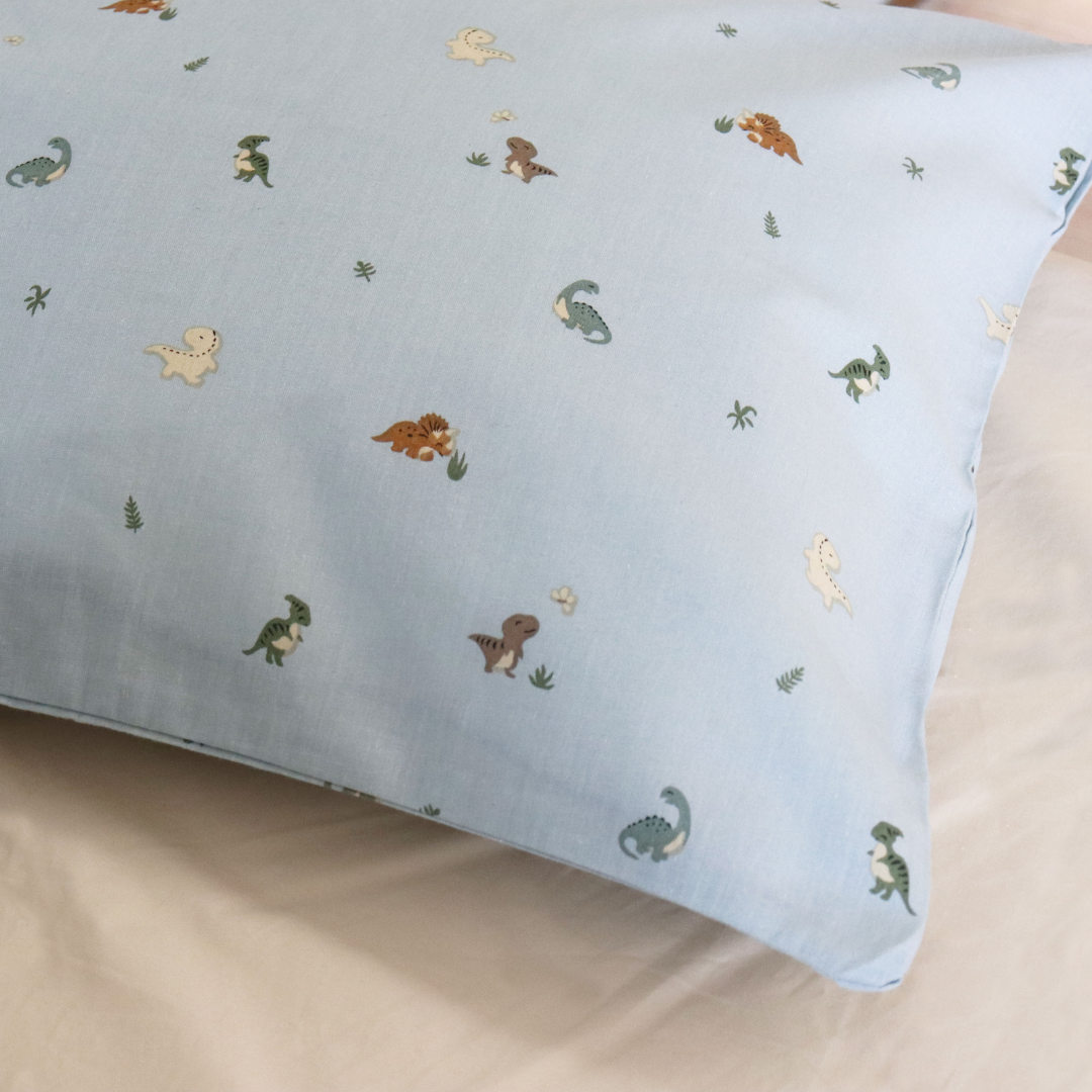 Petu Petu - Senior sengetøj - 100% Blødt bomuld - Lyseblå med dinoer