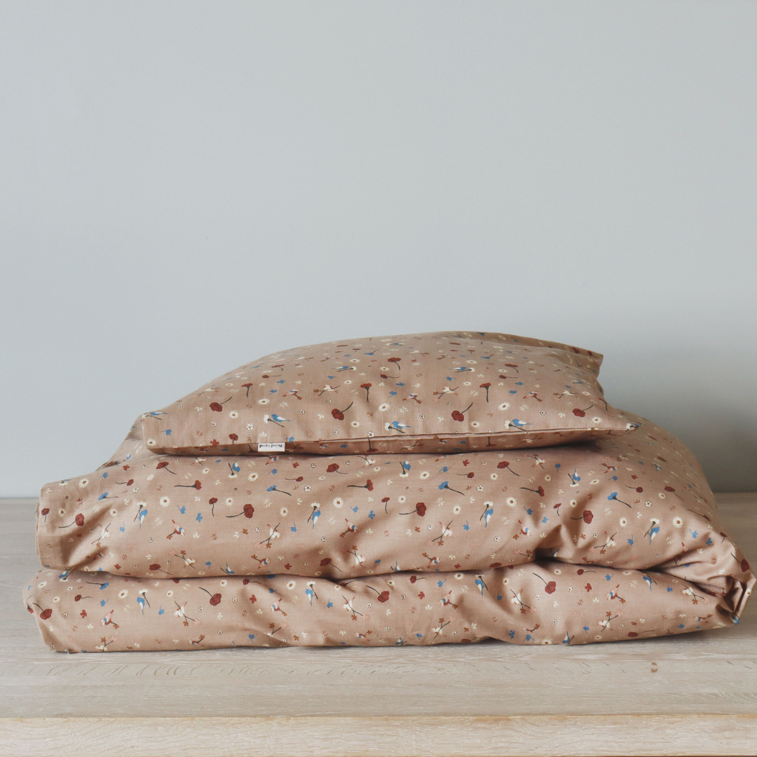 Petu Petu - Junior sengetøj - 100% Blødt bomuld - Lyserød med blomster