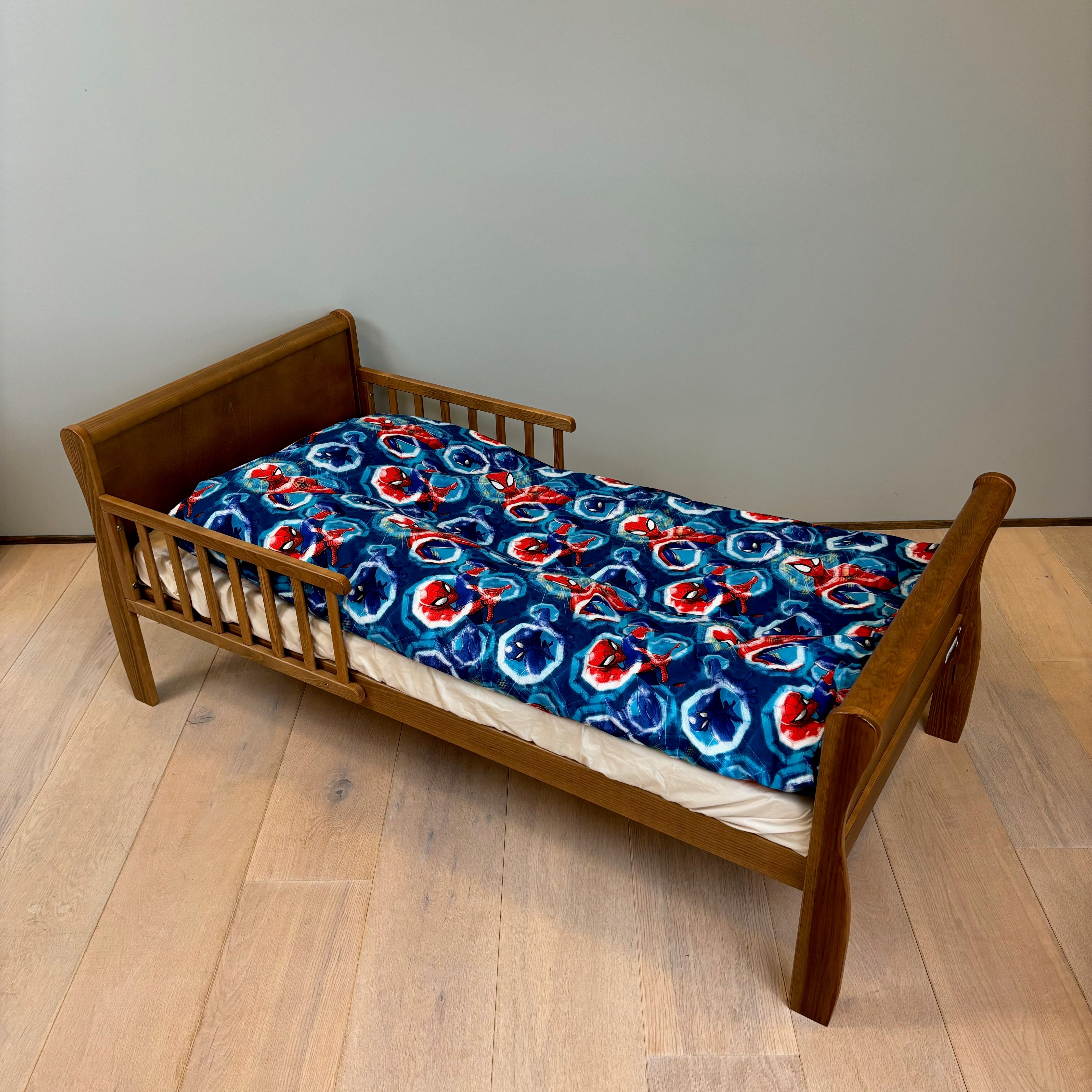 B - Junior sengetøj - 100x135 cm - 100% Bomuld - Spiderman