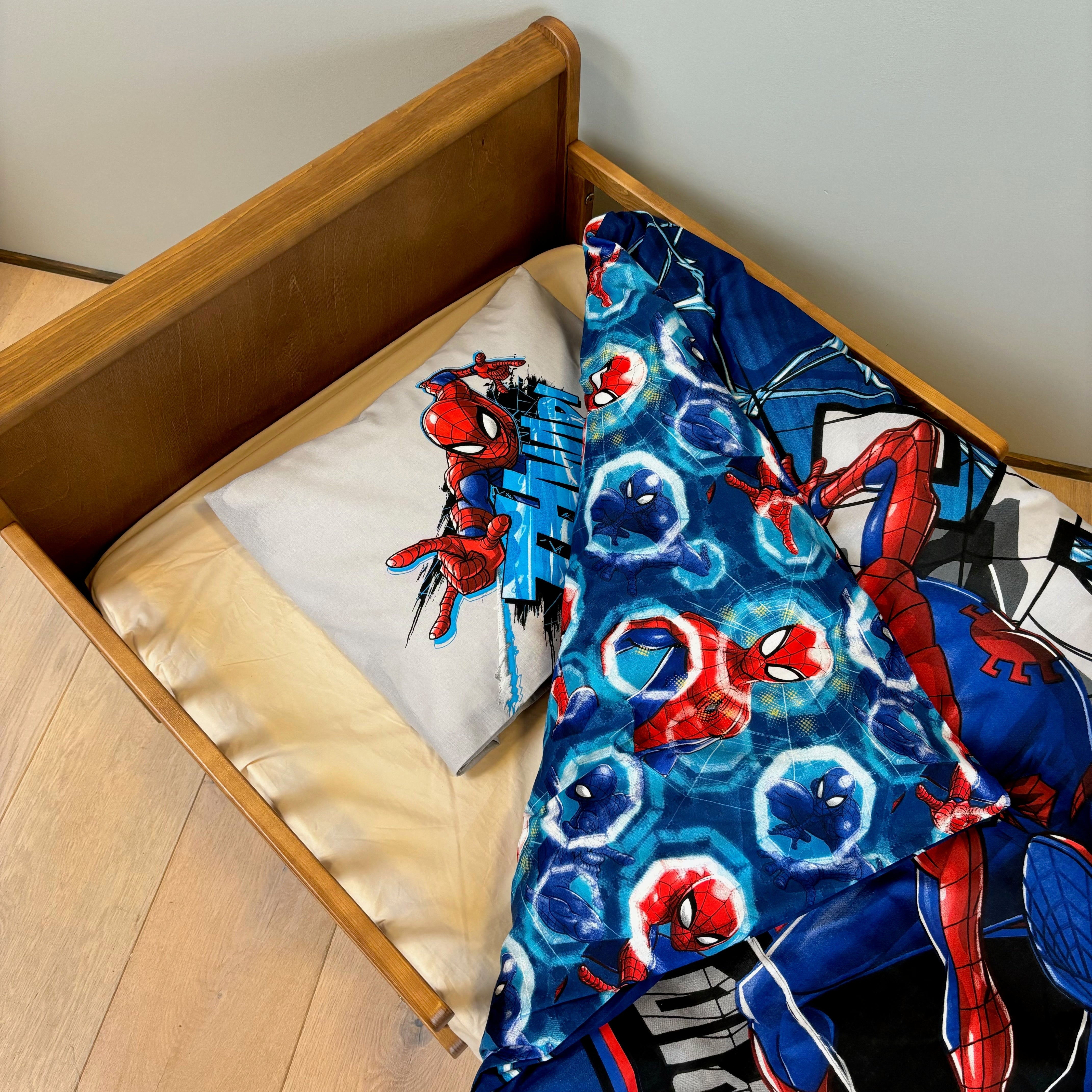 B - Junior sengetøj - 100x135 cm - 100% Bomuld - Spiderman