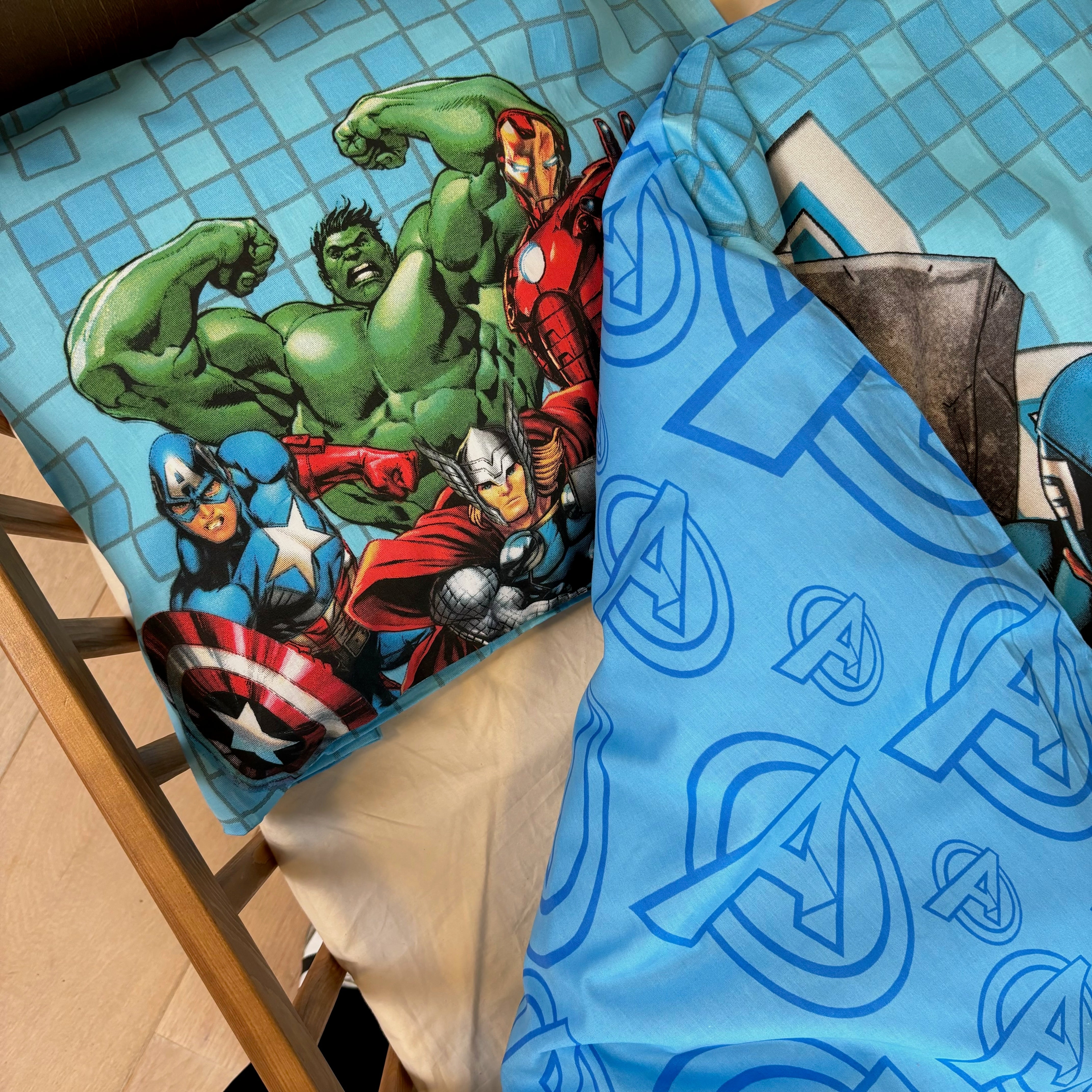 B - Junior sengetøj - Avengers - 100x140 cm - 100% Bomuld