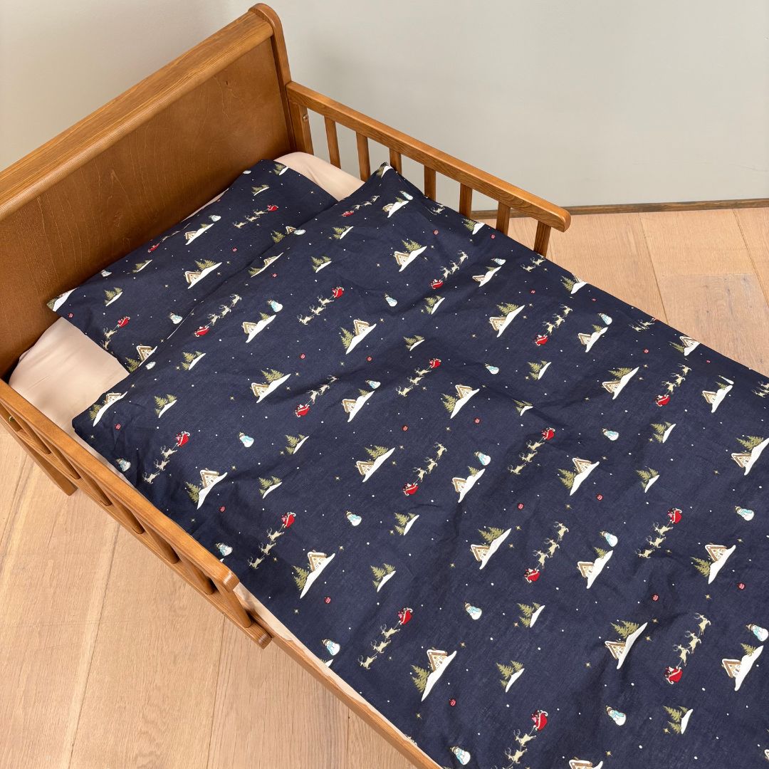 By Mats - Baby sengetøj - 100% Blødt bomuld - 70x100 cm - Santa is Coming